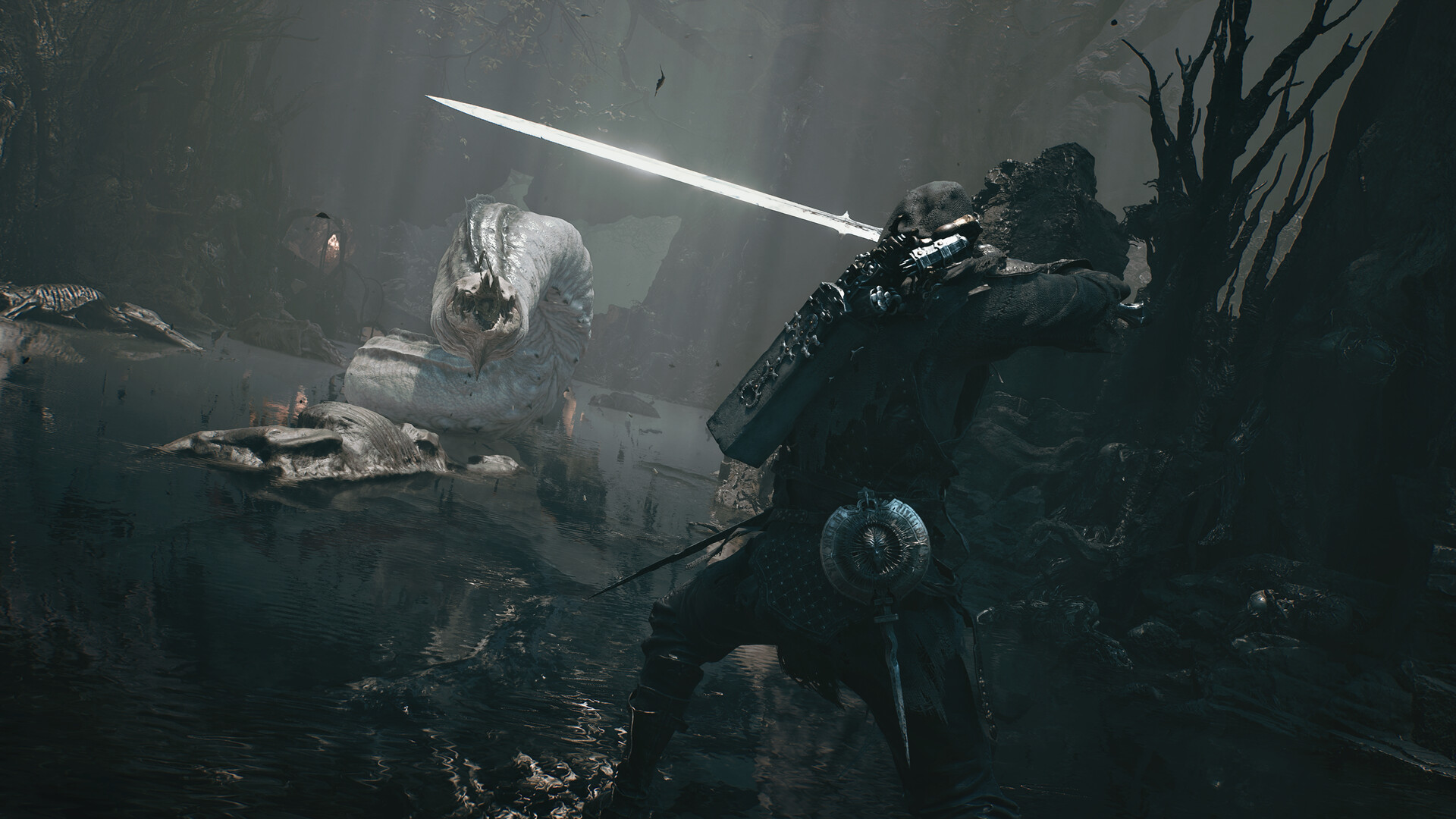 A warrior facing a giant worm in Mortal Shell HD Wallpaper