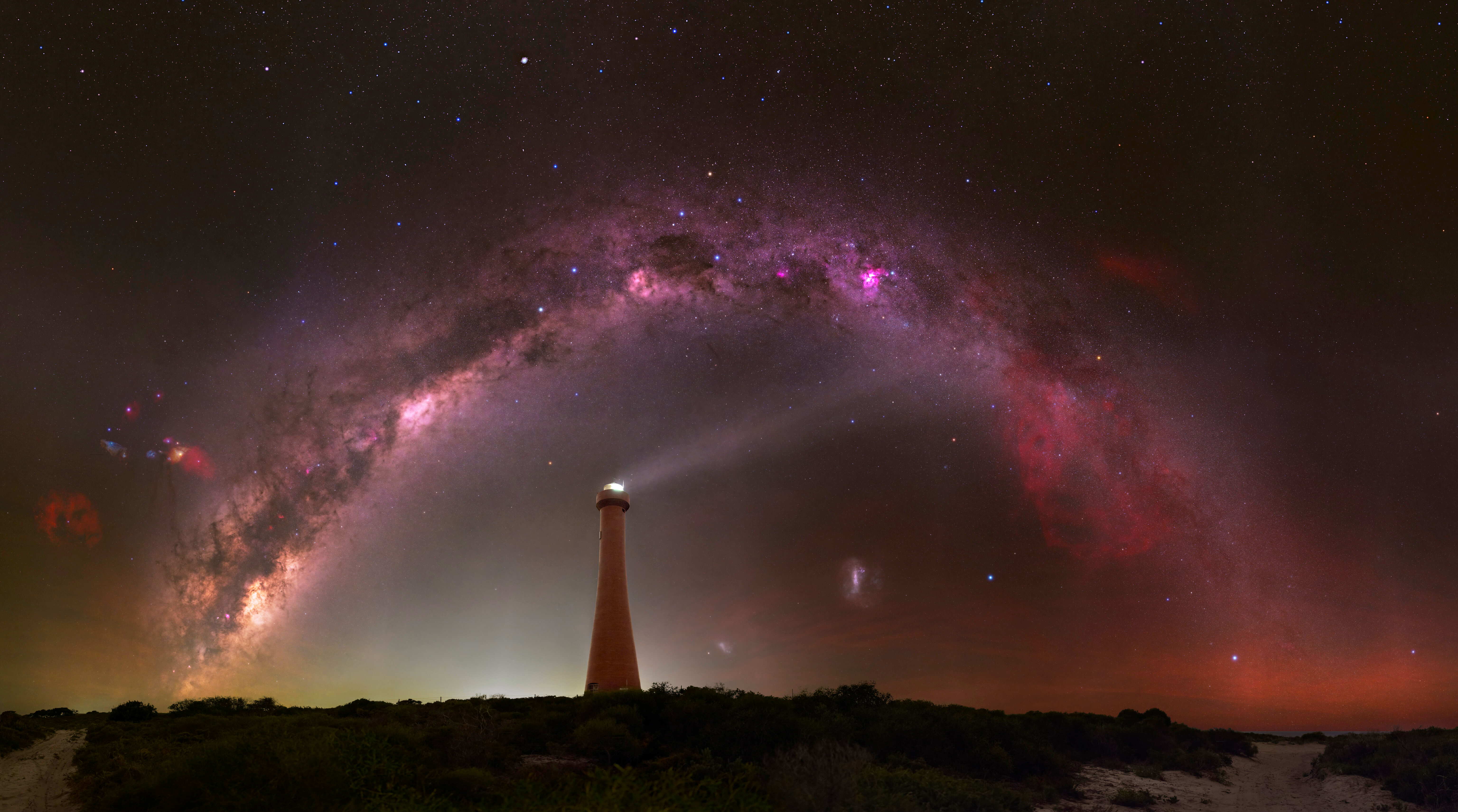 Milky Way arch over Vlamingh Head Lighthouse HD Wallpaper