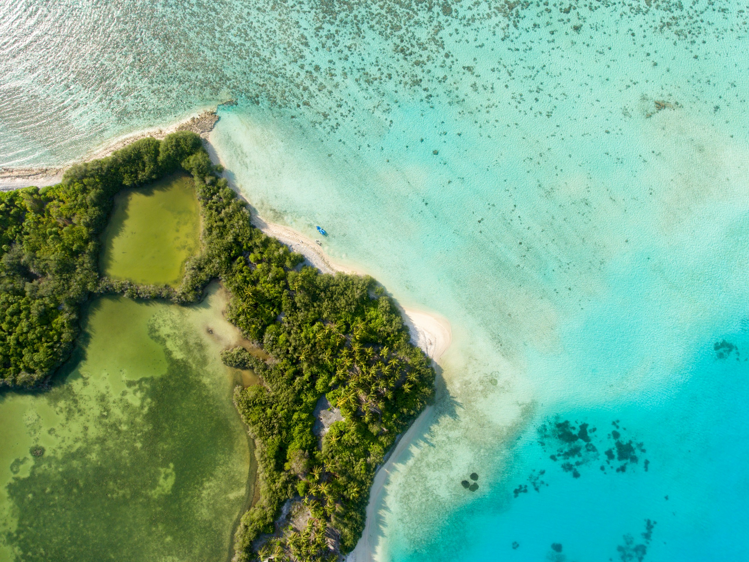 Aerial View of Kafena Island in the Maldives HD Wallpaper