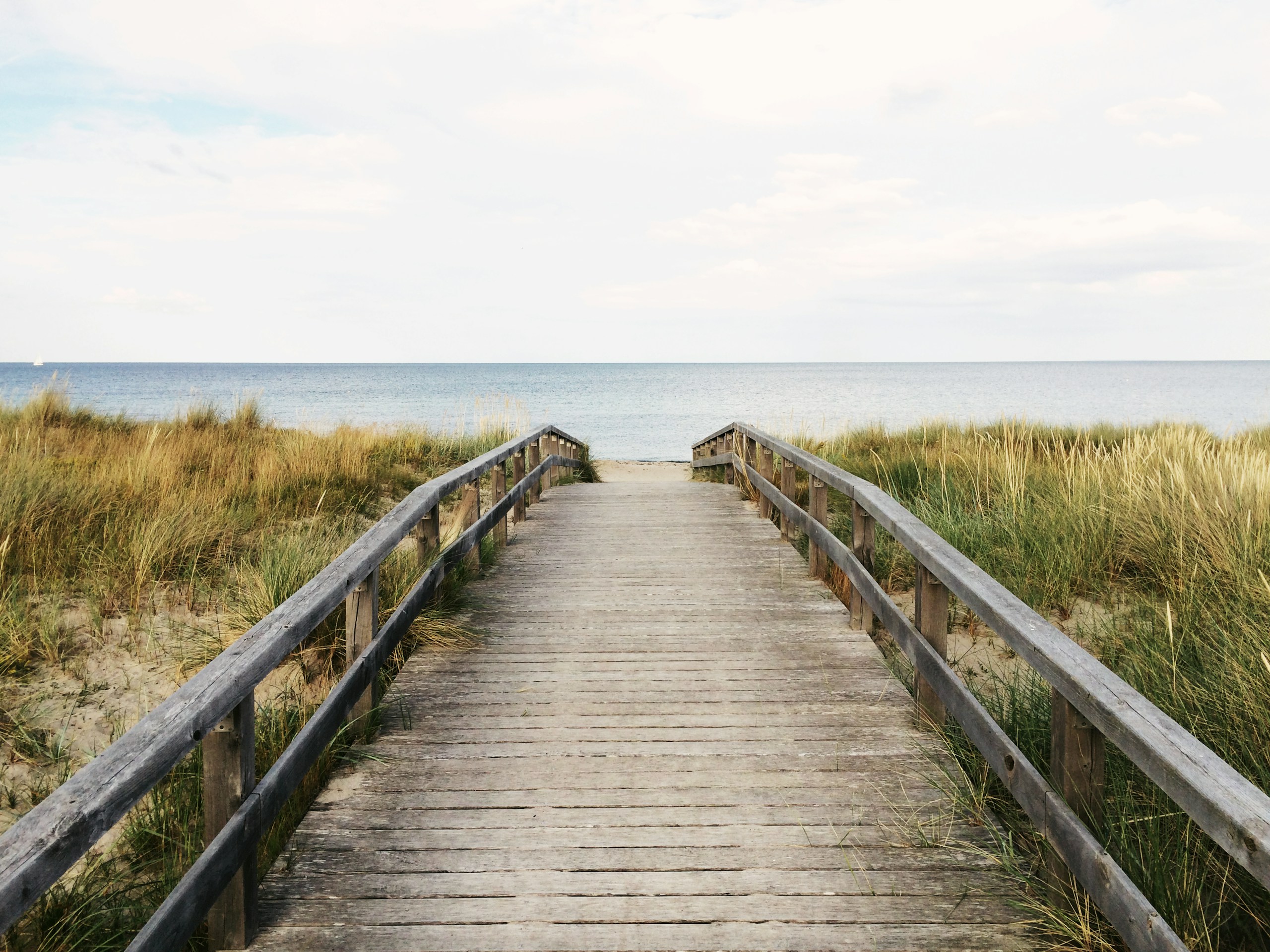 Wooden boardwalk leading to the ocean HD Wallpaper