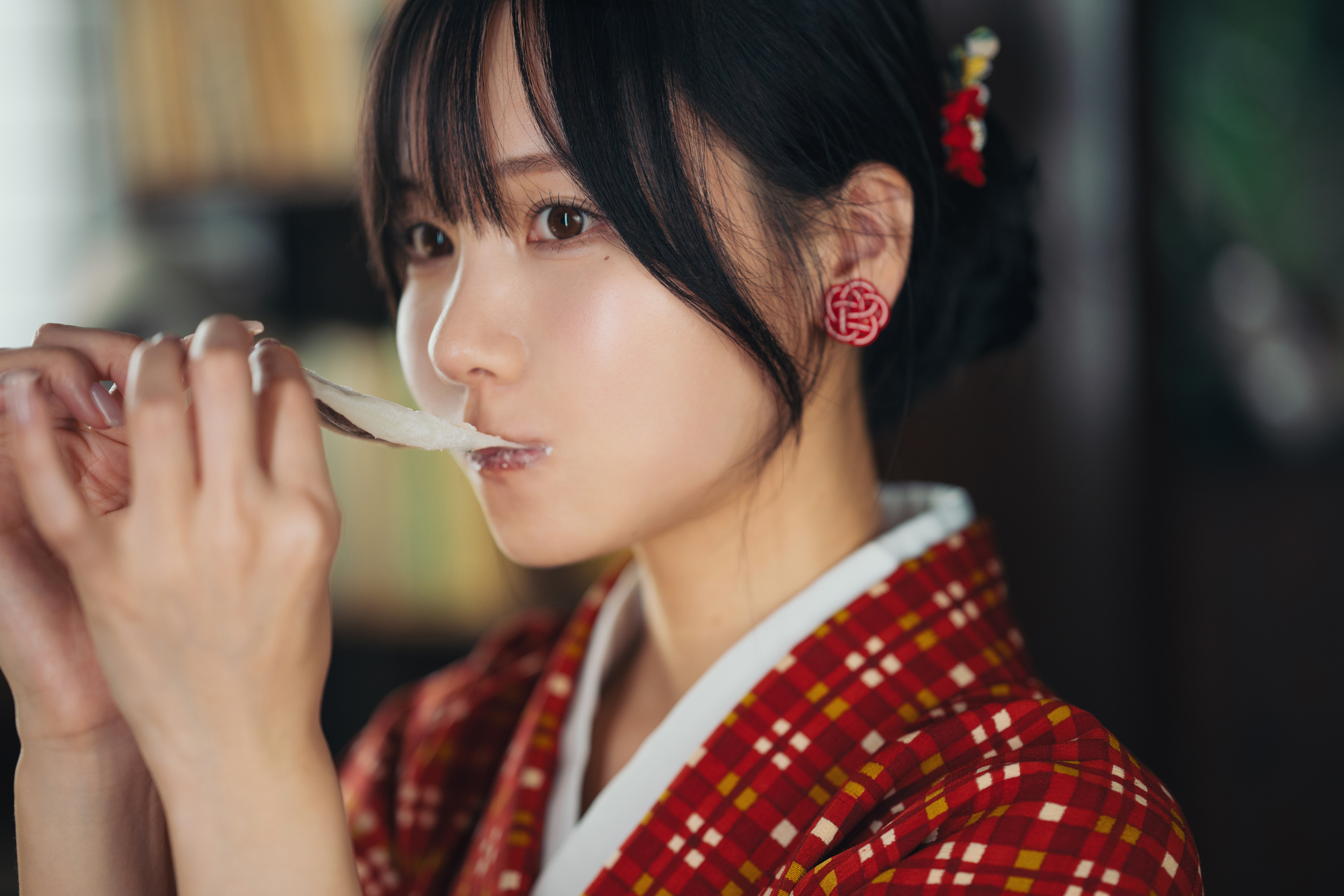 Young Japanese woman in red kimono eating with spoon HD Wallpaper