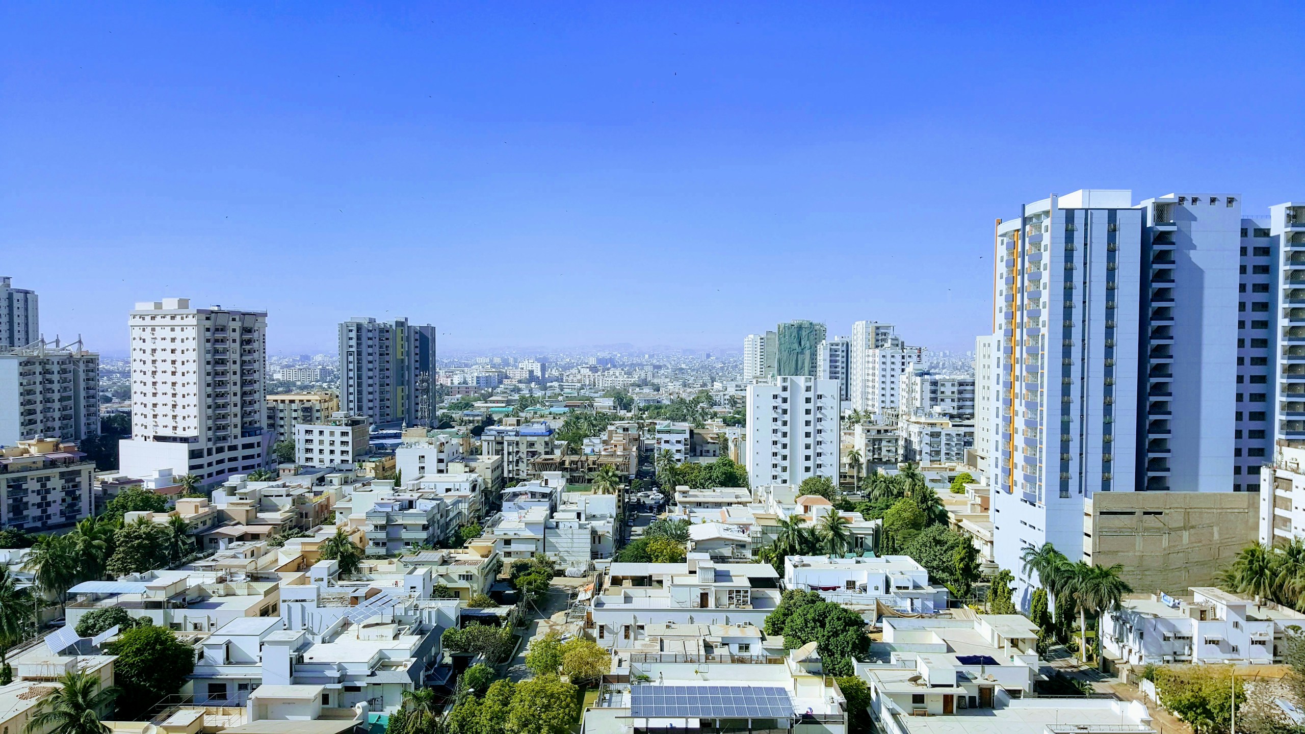 White and Gray Concrete Buildings in a City Skyline HD Wallpaper