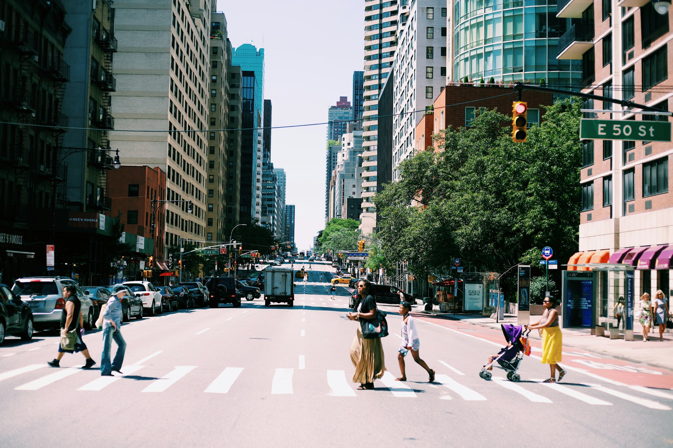 People Crossing a Street in New York City HD Wallpaper