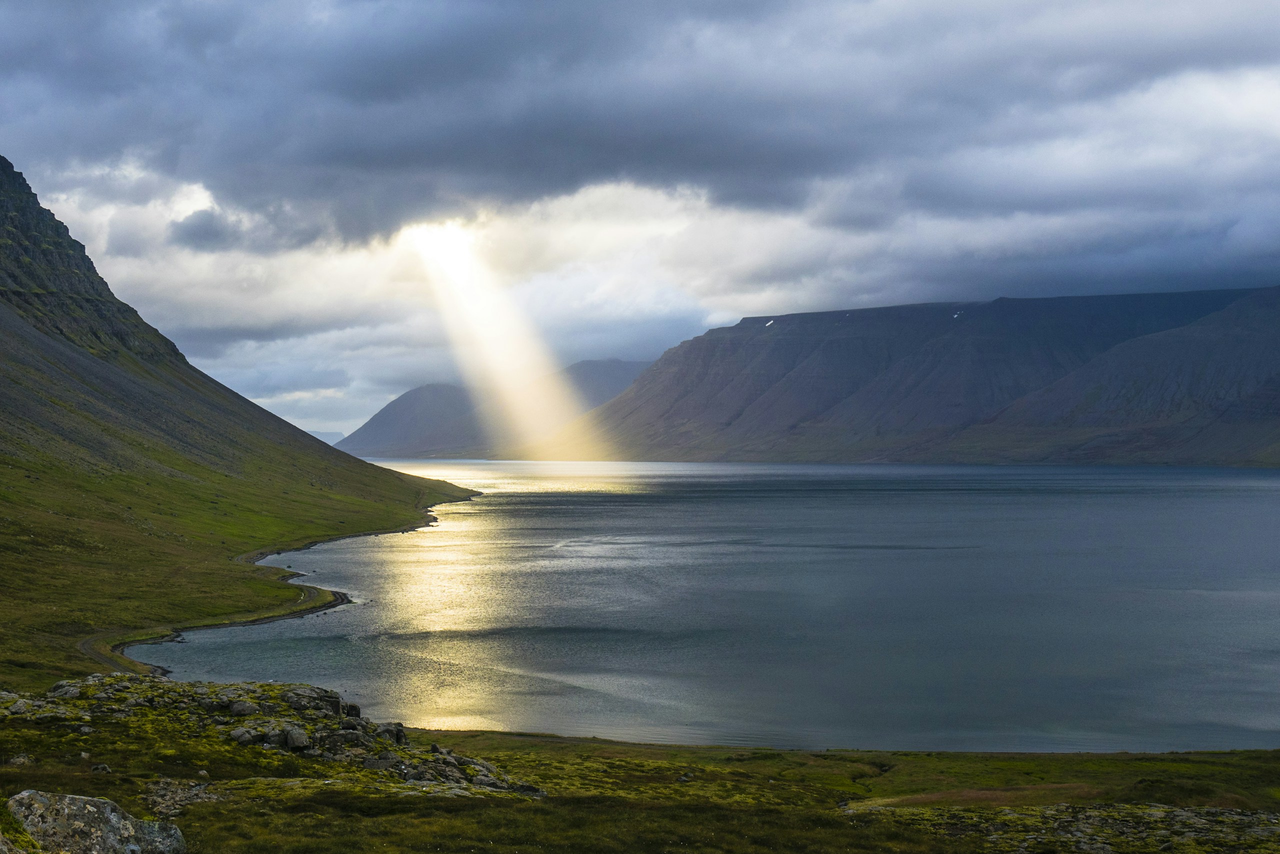 Sunbeam shining on water surrounded by green mountains HD Wallpaper