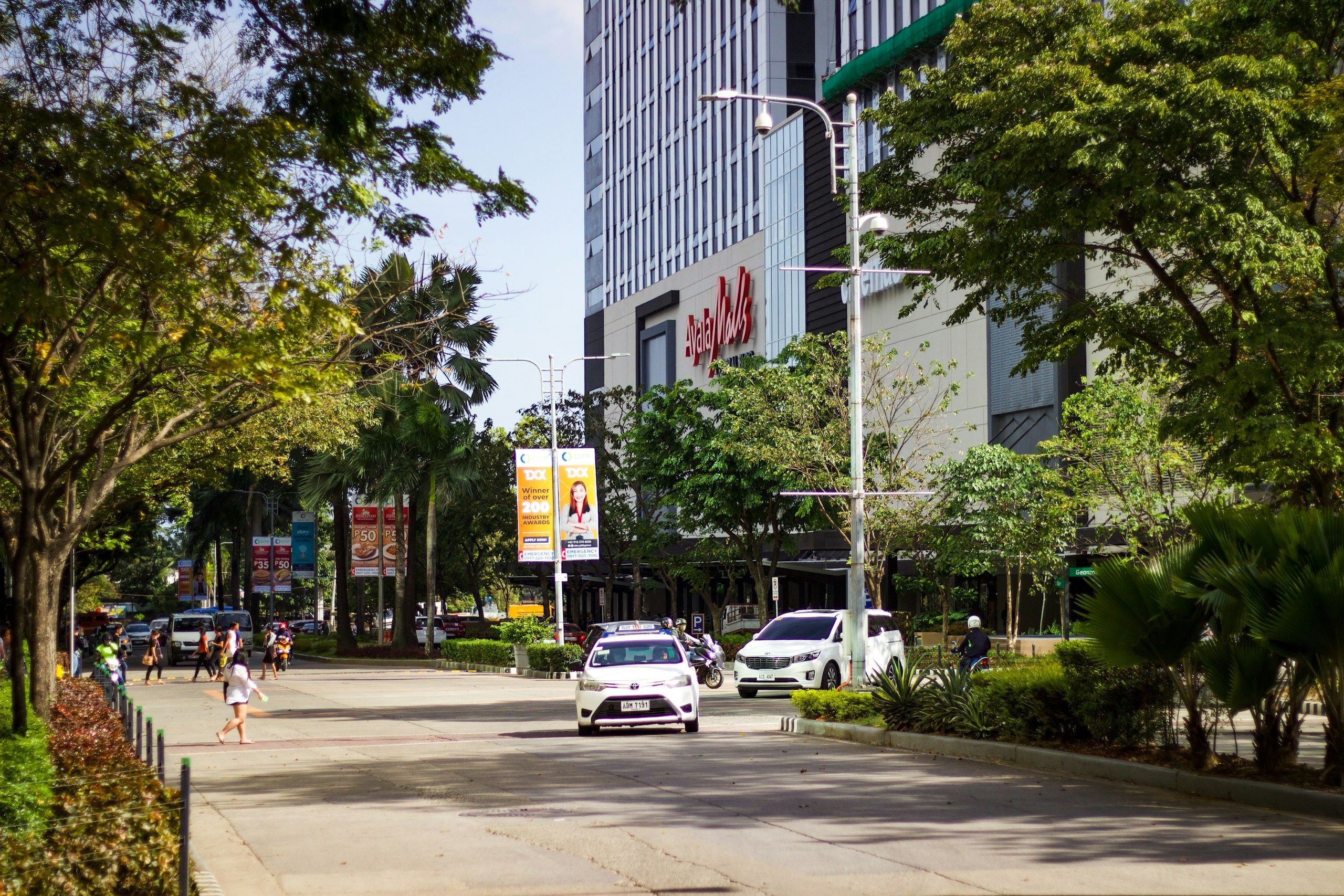 Street Scene in Front of Ayala Malls HD Wallpaper