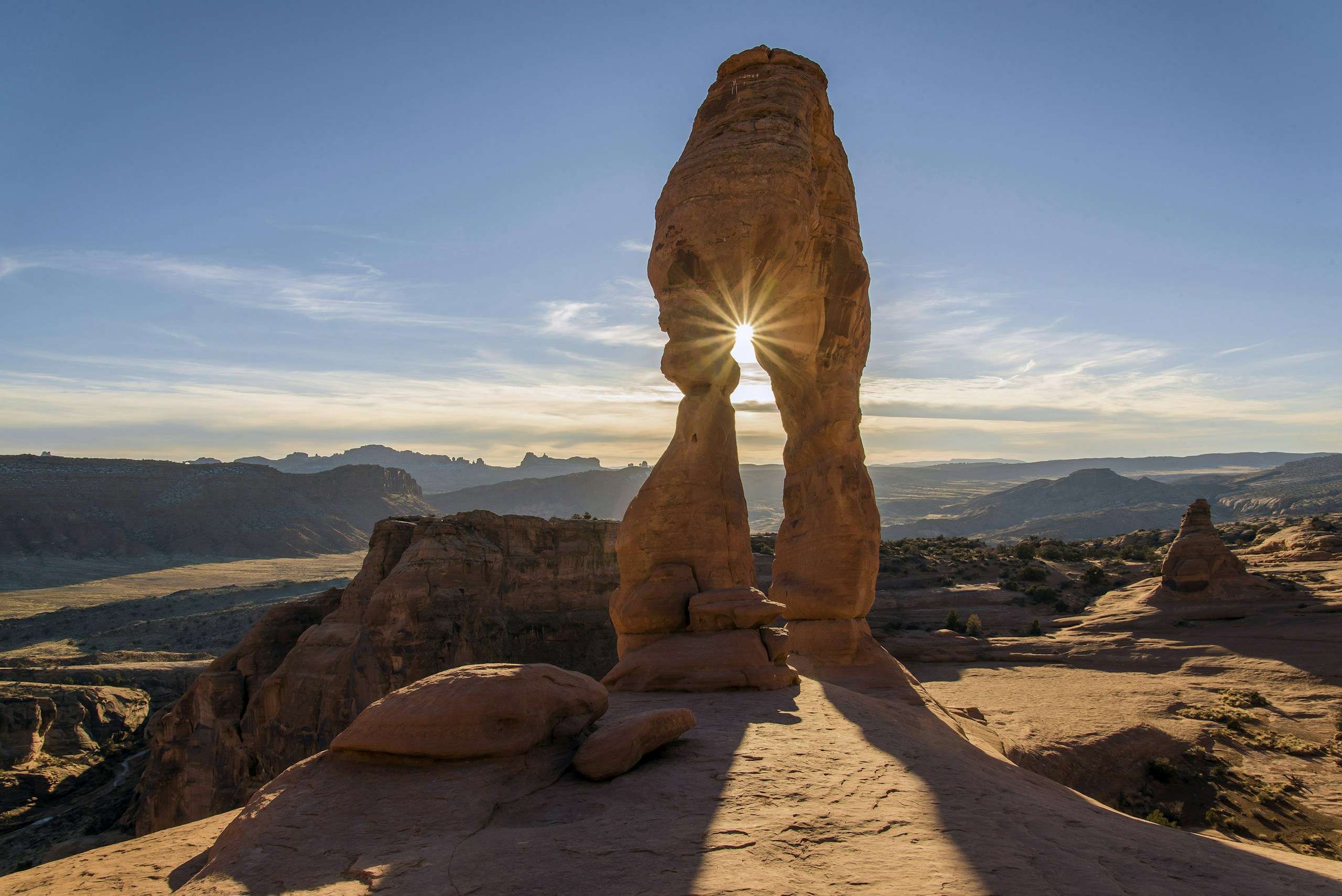 Delicate Arch with Sunburst in Arches National Park HD Wallpaper