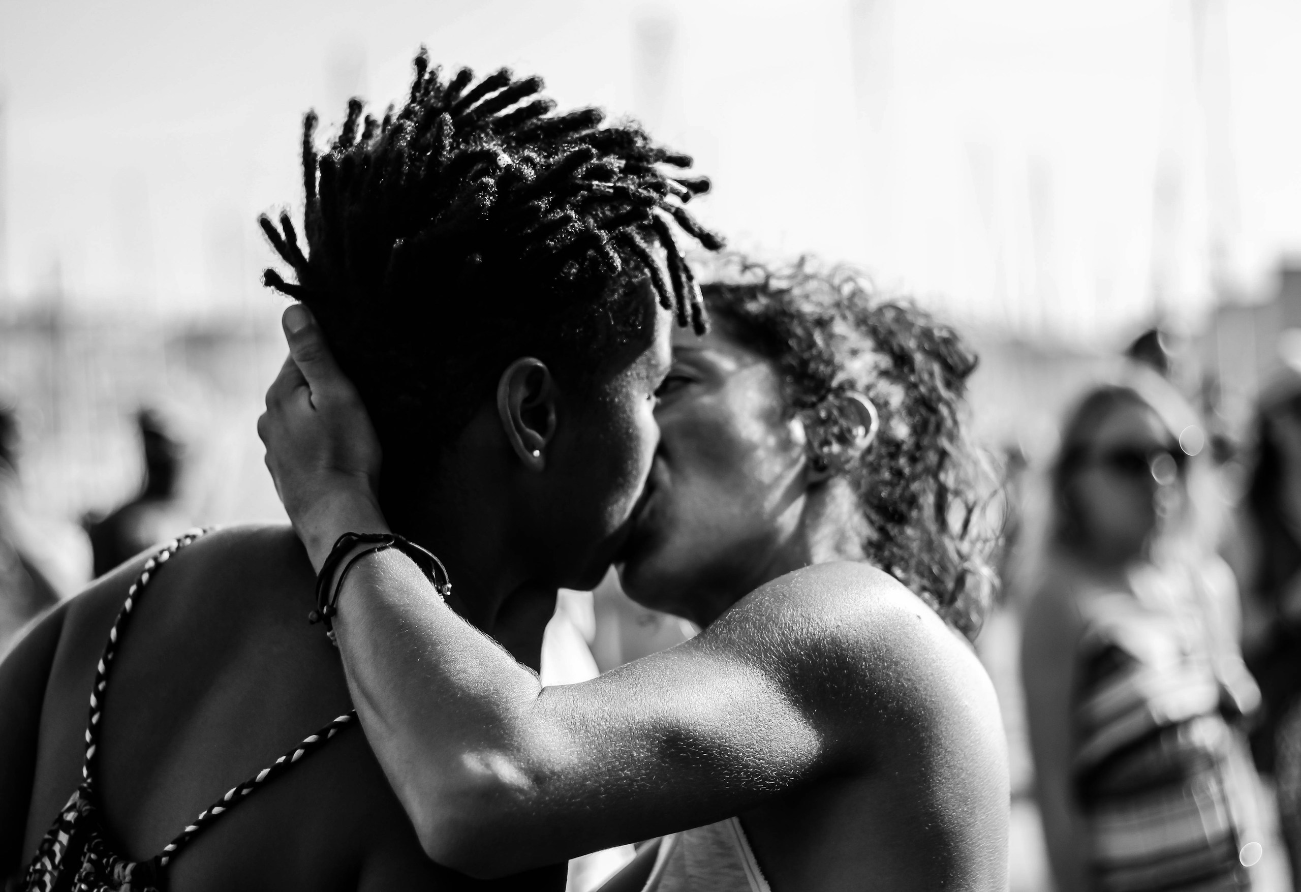 Black and white photo of a couple kissing HD Wallpaper