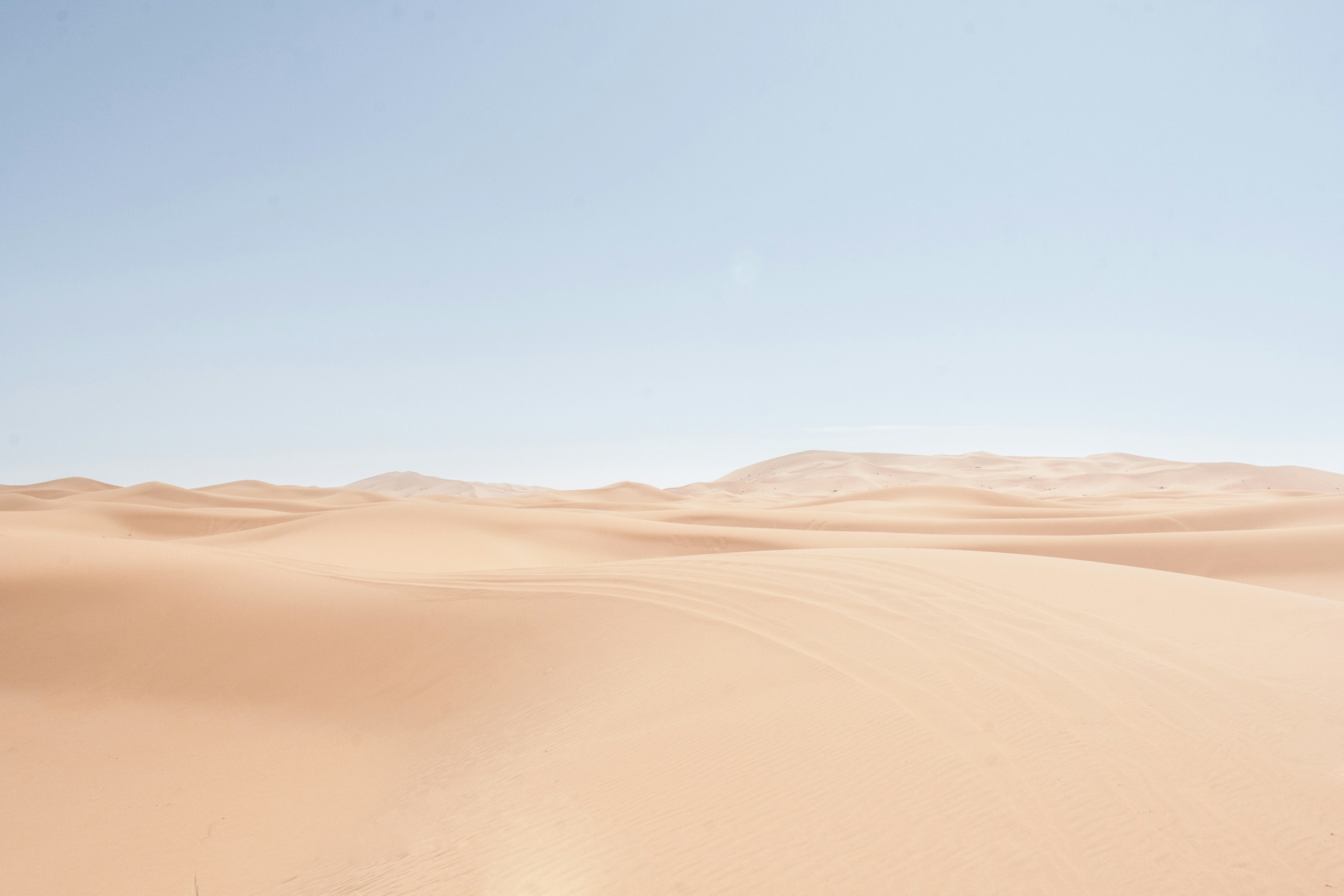 Rolling sand dunes of Erg Chebbi desert HD Wallpaper