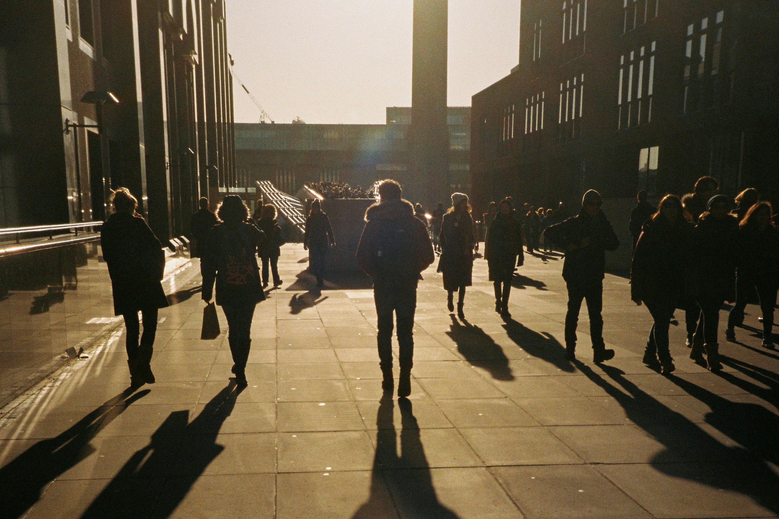 Silhouettes of people walking in London during sunset HD Wallpaper