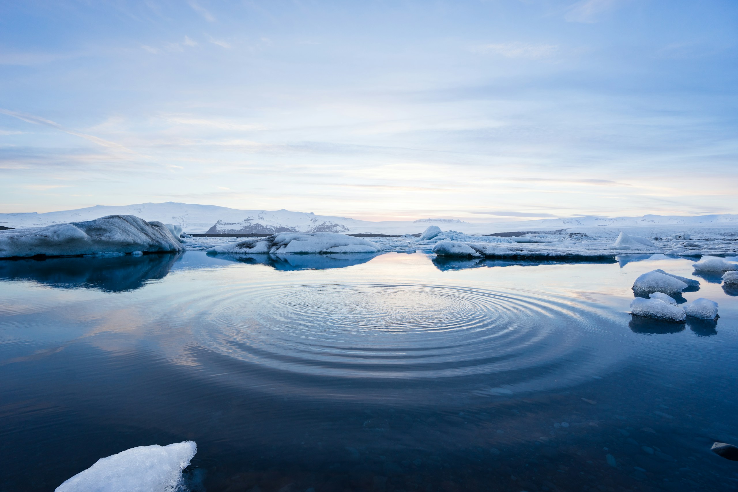 Concentric water ripples in Jökulsárlón glacier lagoon HD Wallpaper
