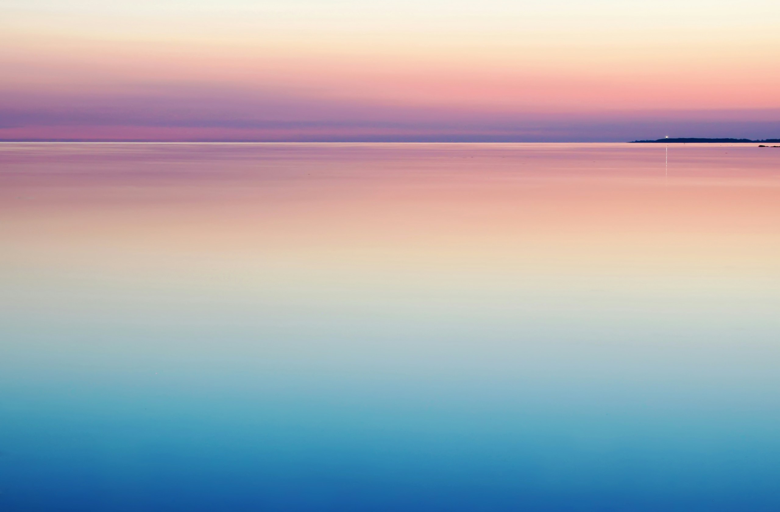 Calm sea with pink and blue sunset gradient HD Wallpaper