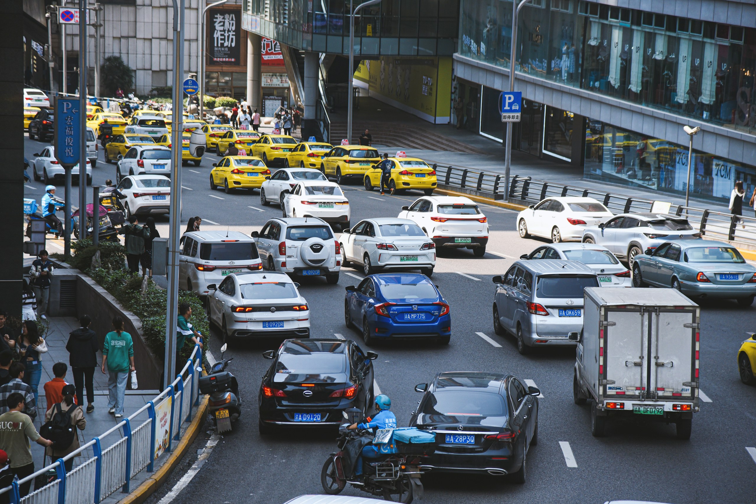 Heavy traffic on a busy city street HD Wallpaper