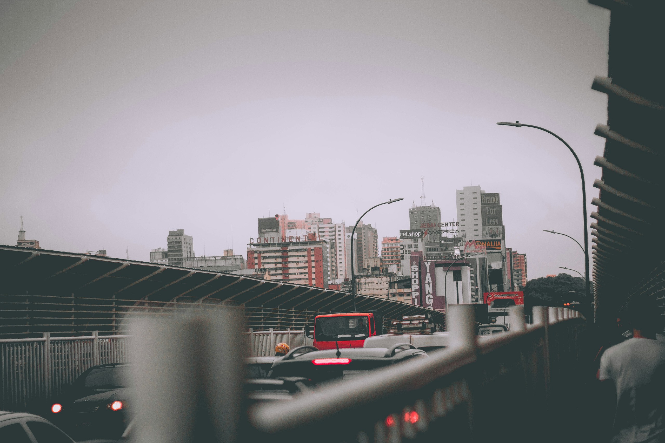 Urban traffic congestion under an overcast sky HD Wallpaper