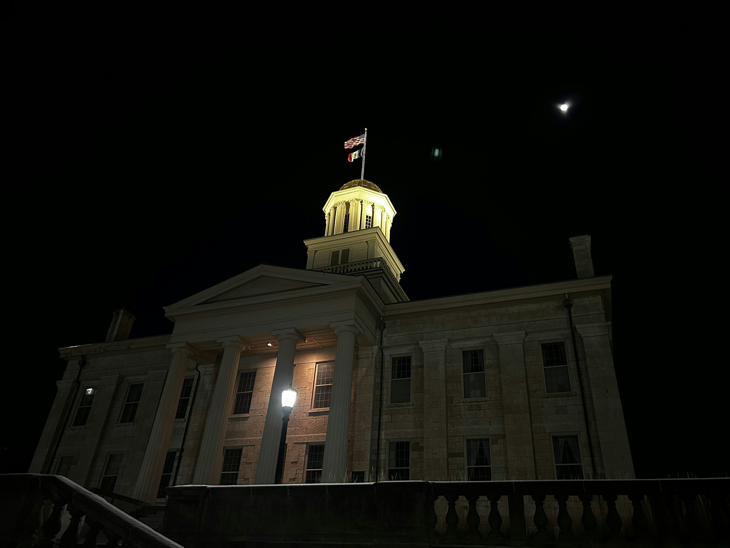 The Old Capitol Building in Iowa City at Night HD Wallpaper