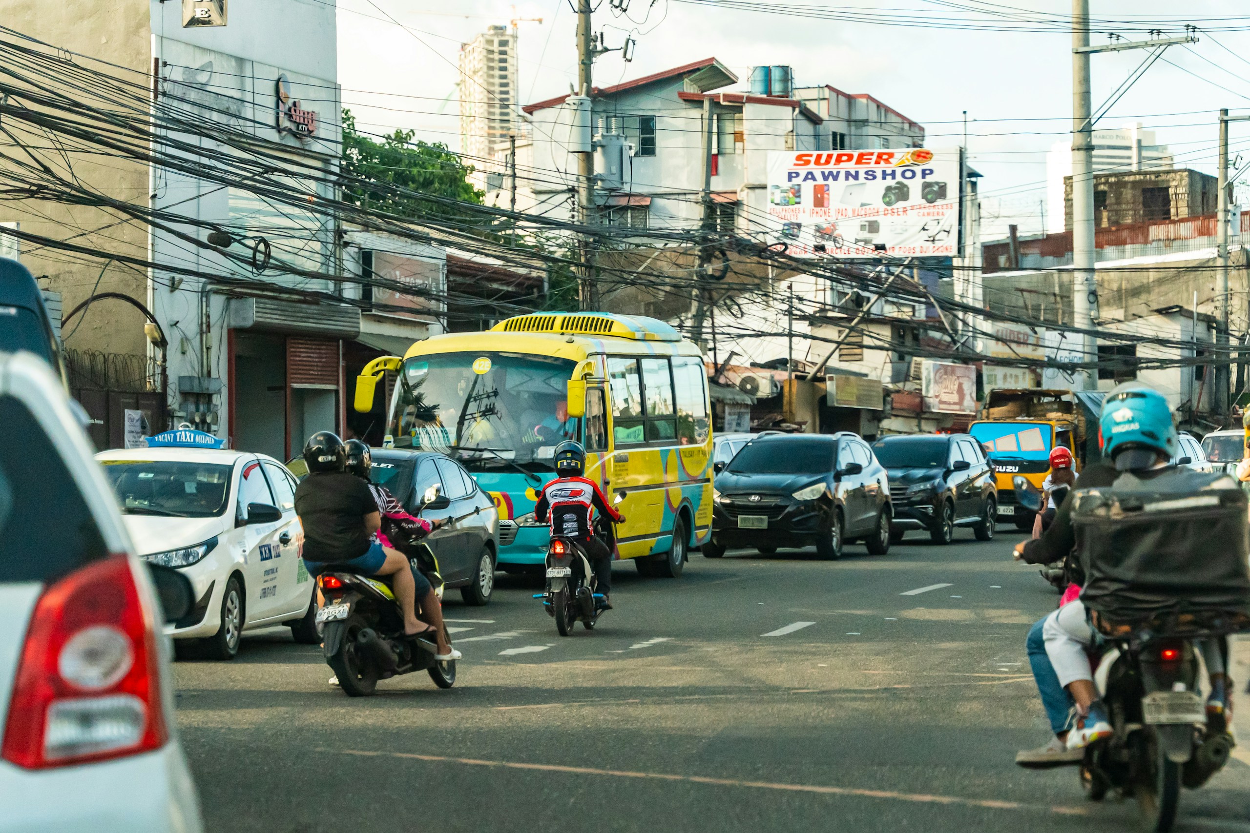 Street traffic in Cebu City, Philippines HD Wallpaper
