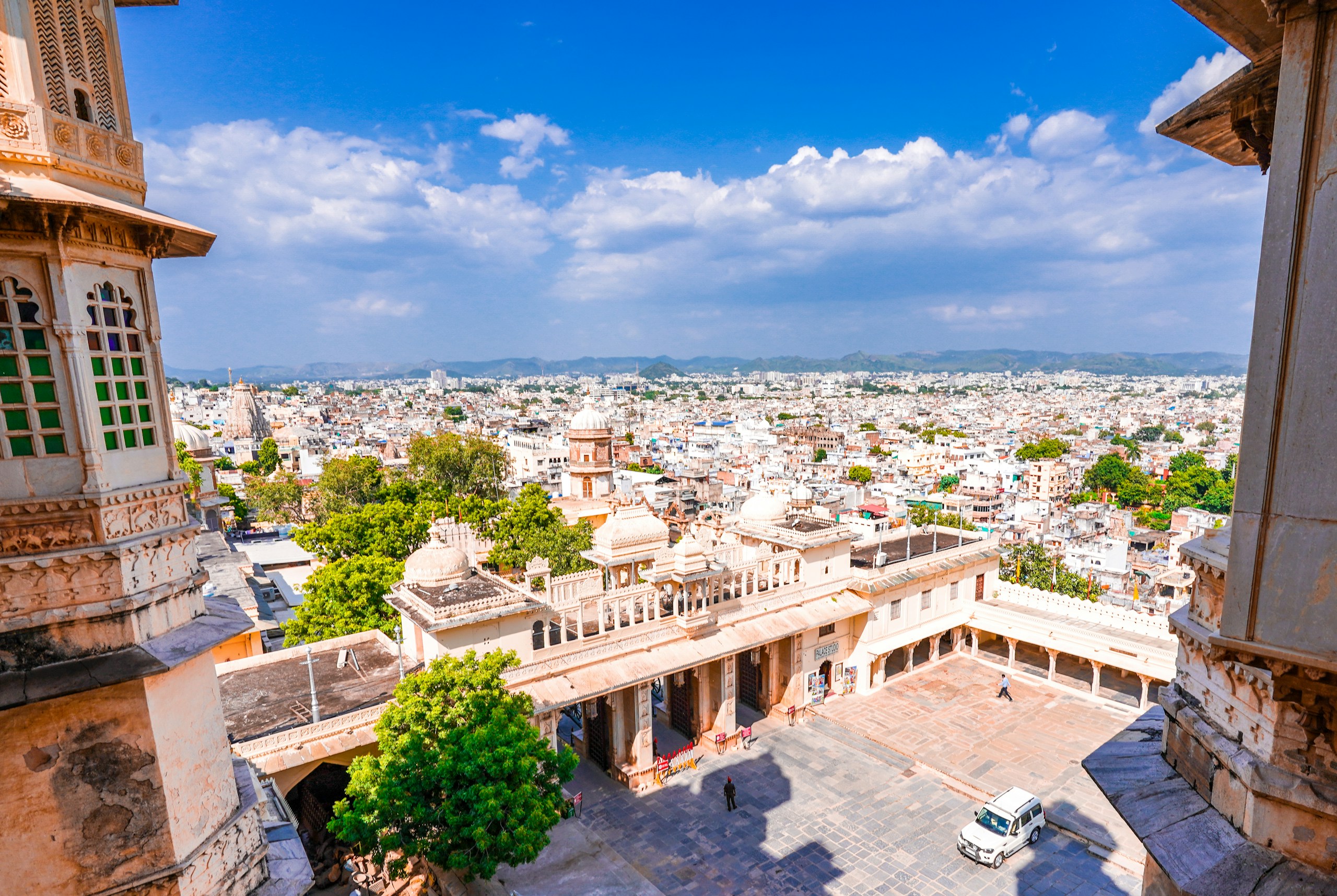 Udaipur City Palace Overlooking the City HD Wallpaper