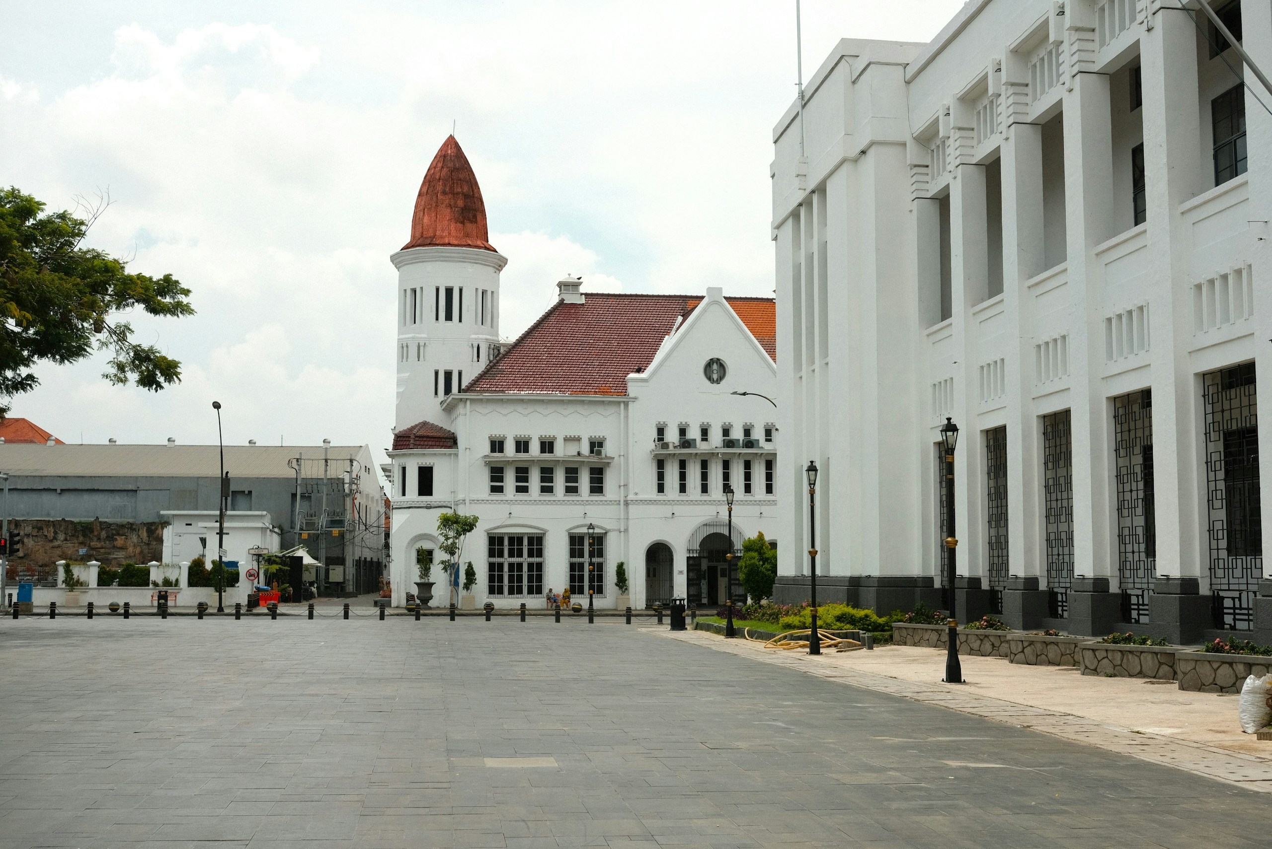 White Colonial Buildings and Plaza in Surabaya HD Wallpaper