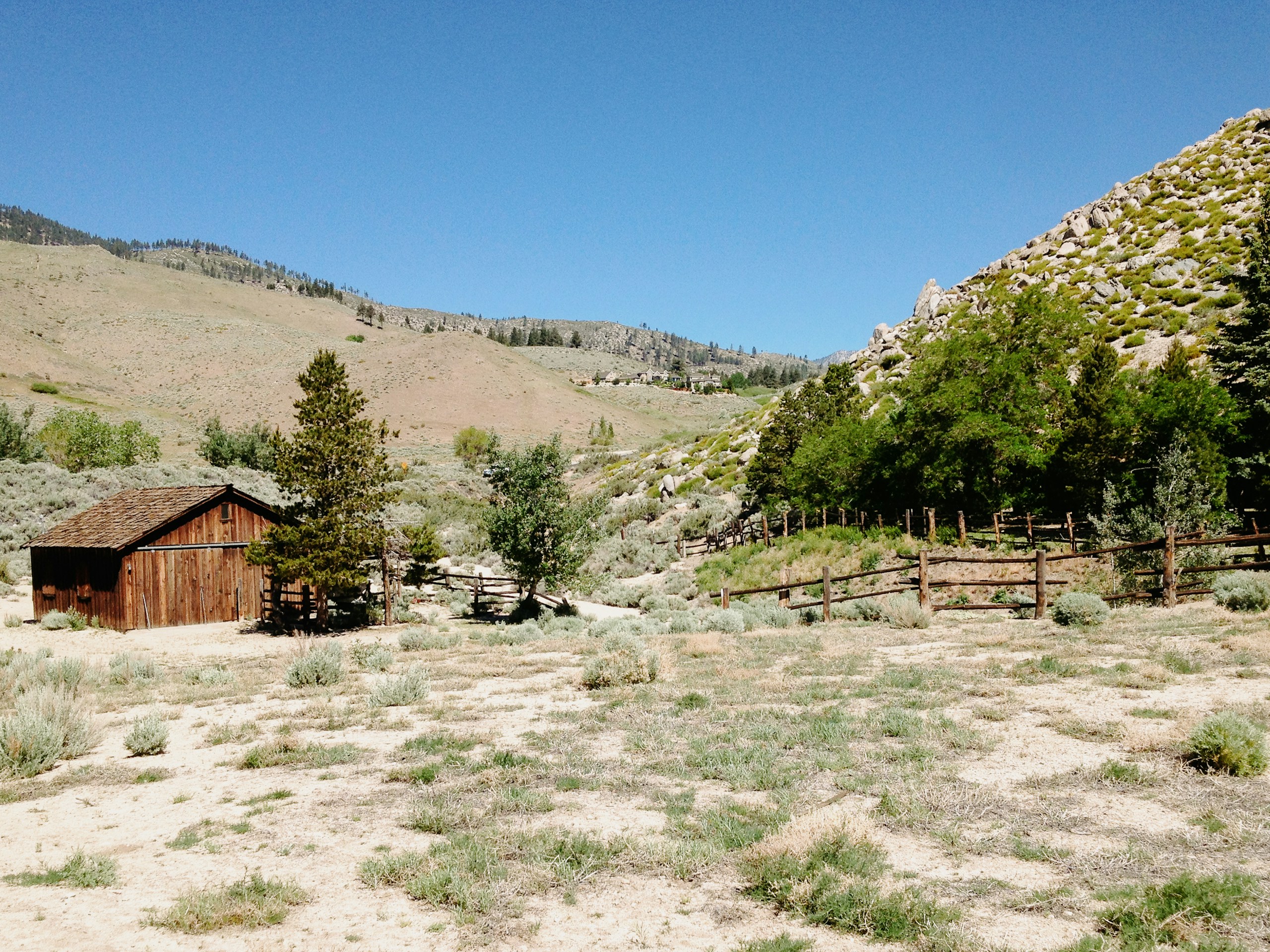 Rustic wooden barn in the Carson City hills HD Wallpaper