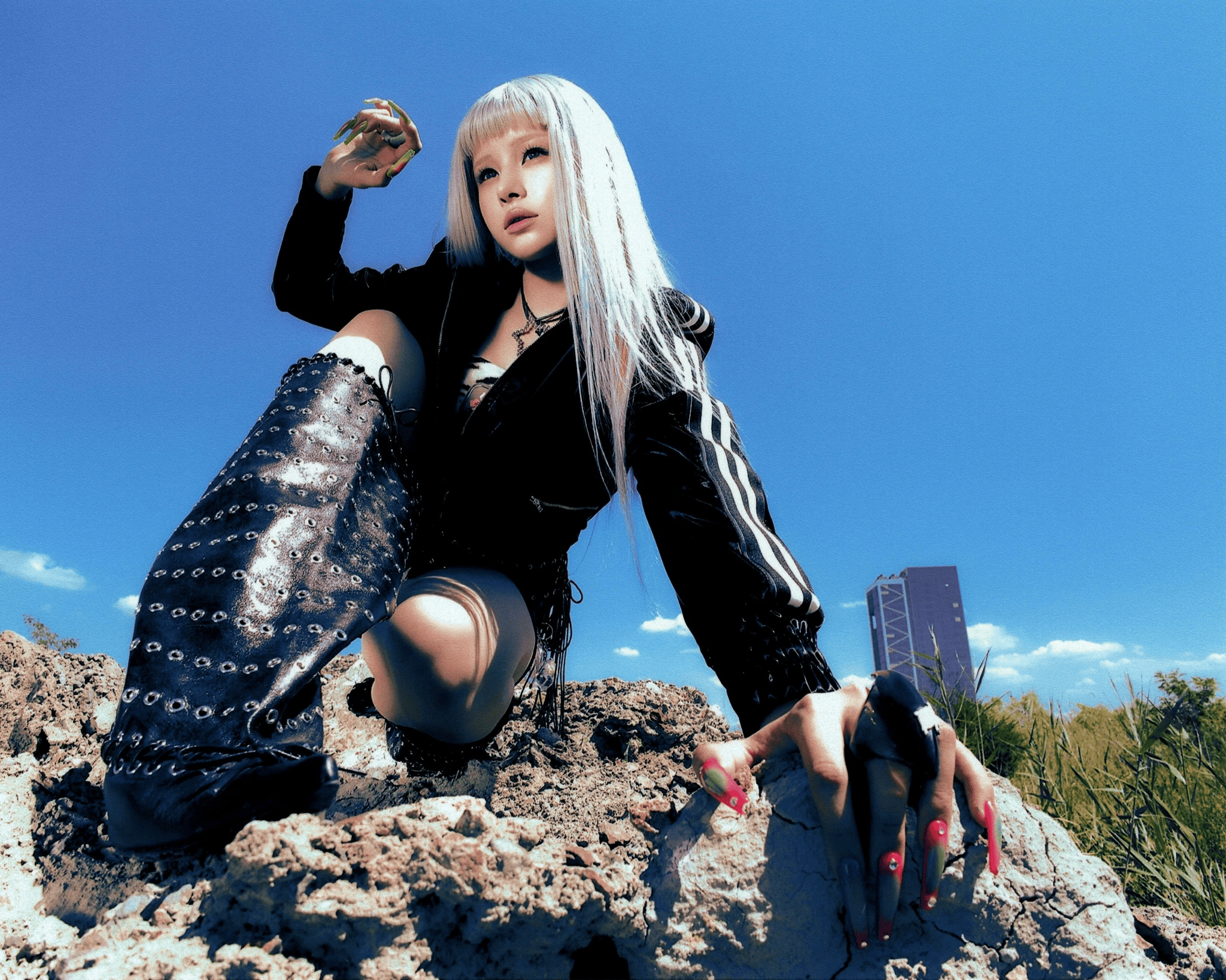 Soyeon of (G)I-DLE Crouching on Rocky Ground HD Wallpaper