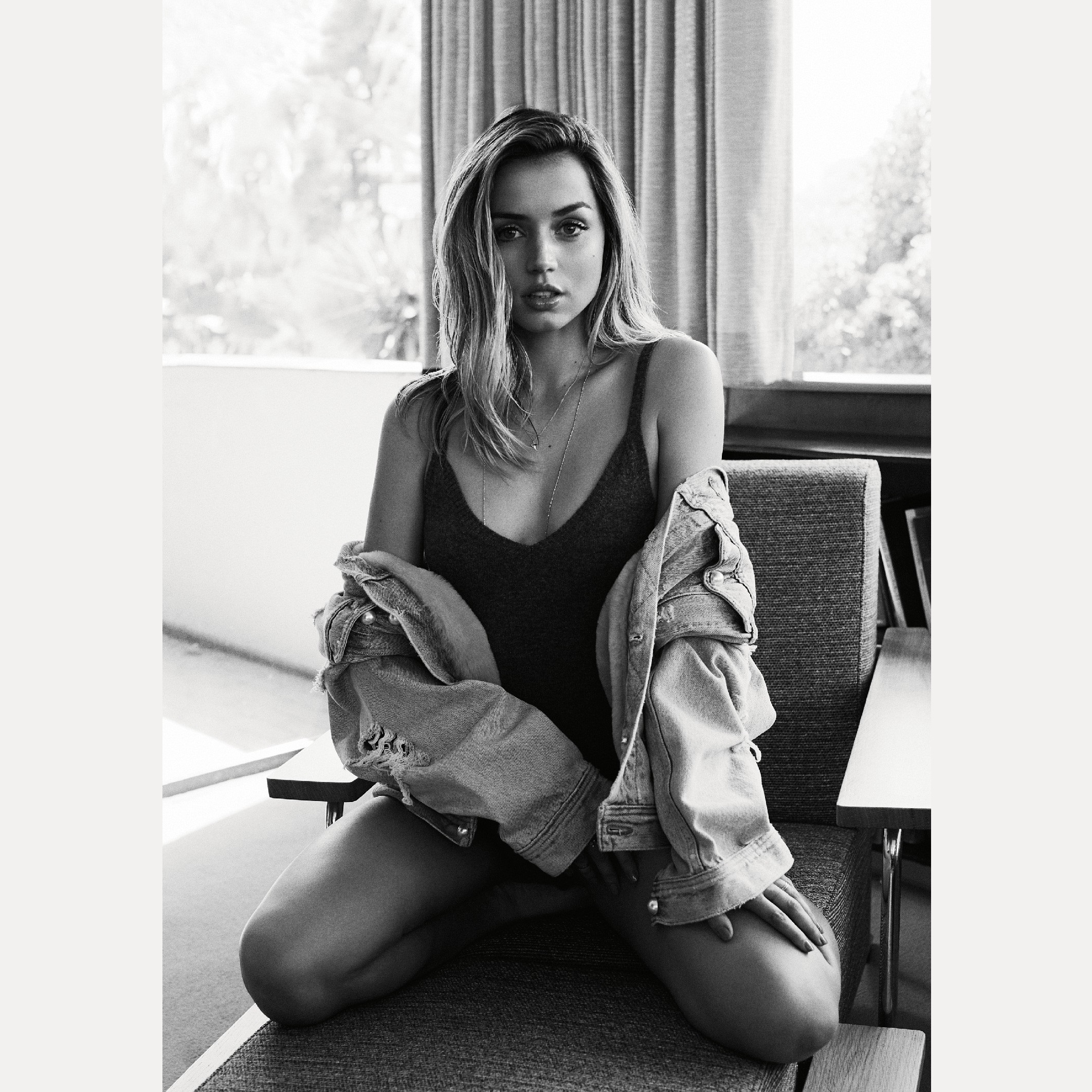 Black and White Portrait of Ana de Armas HD Wallpaper