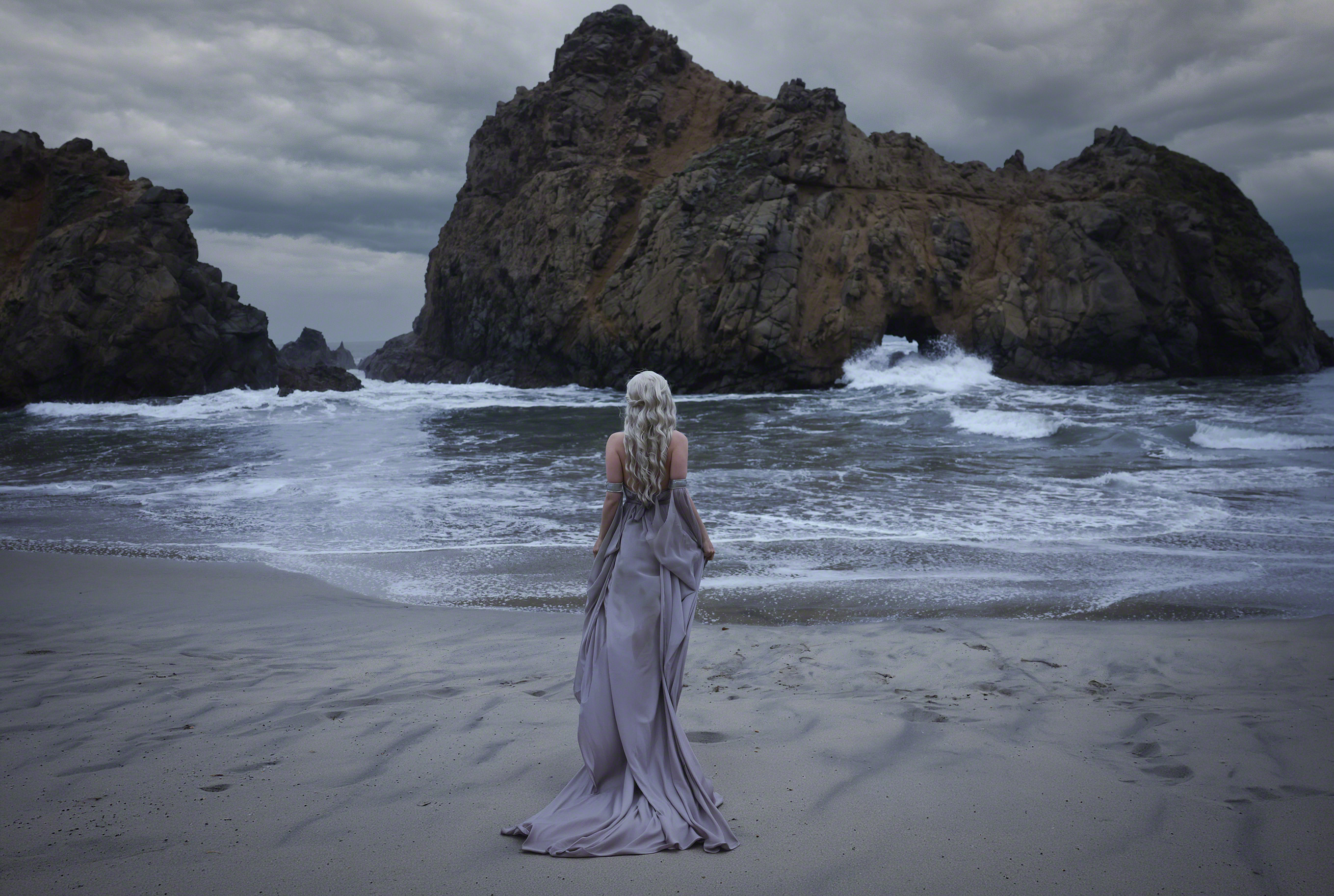 Daenerys Targaryen from Game of Thrones on a beach HD Wallpaper