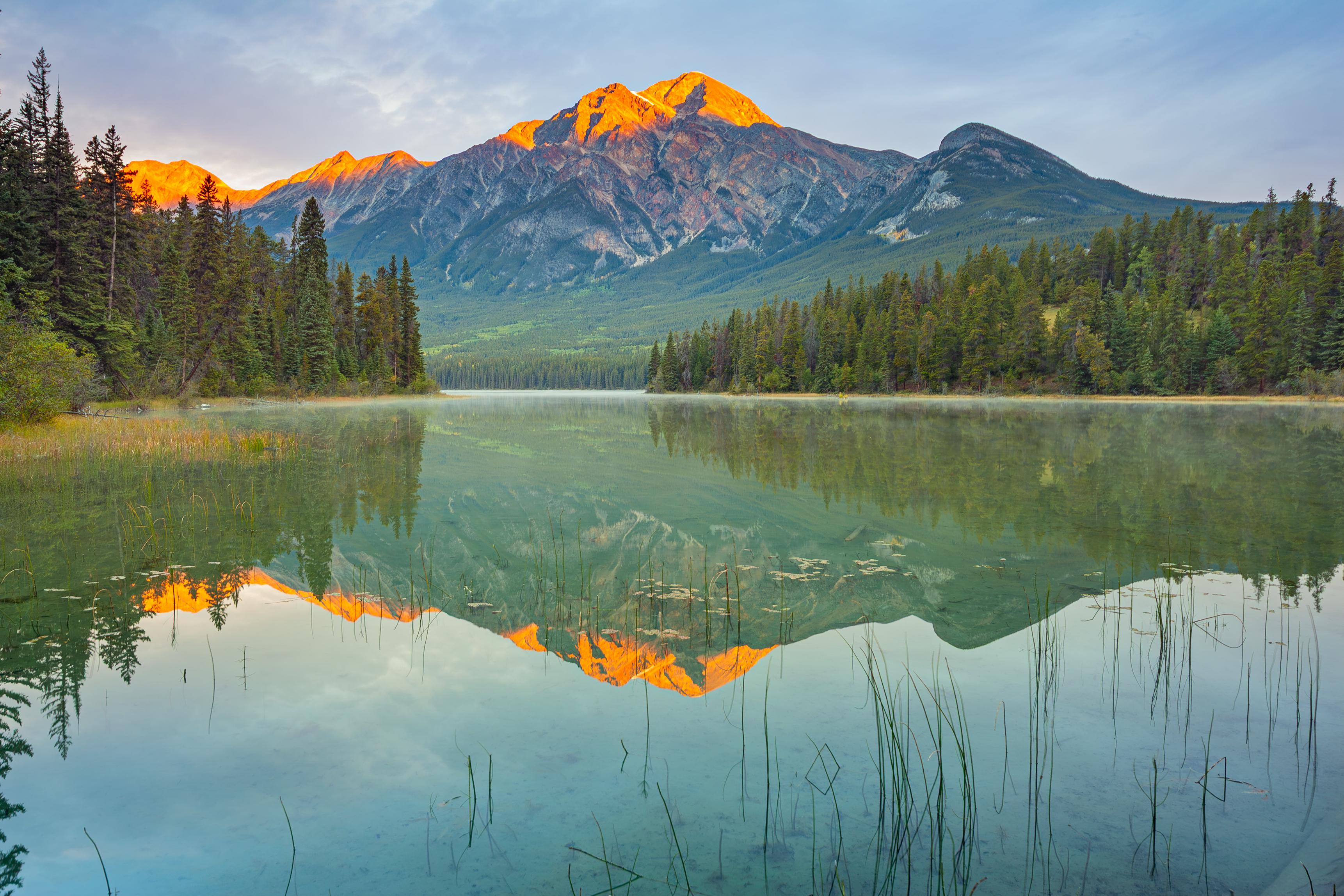 Pyramid Mountain and Pyramid Lake in Jasper National Park HD Wallpaper