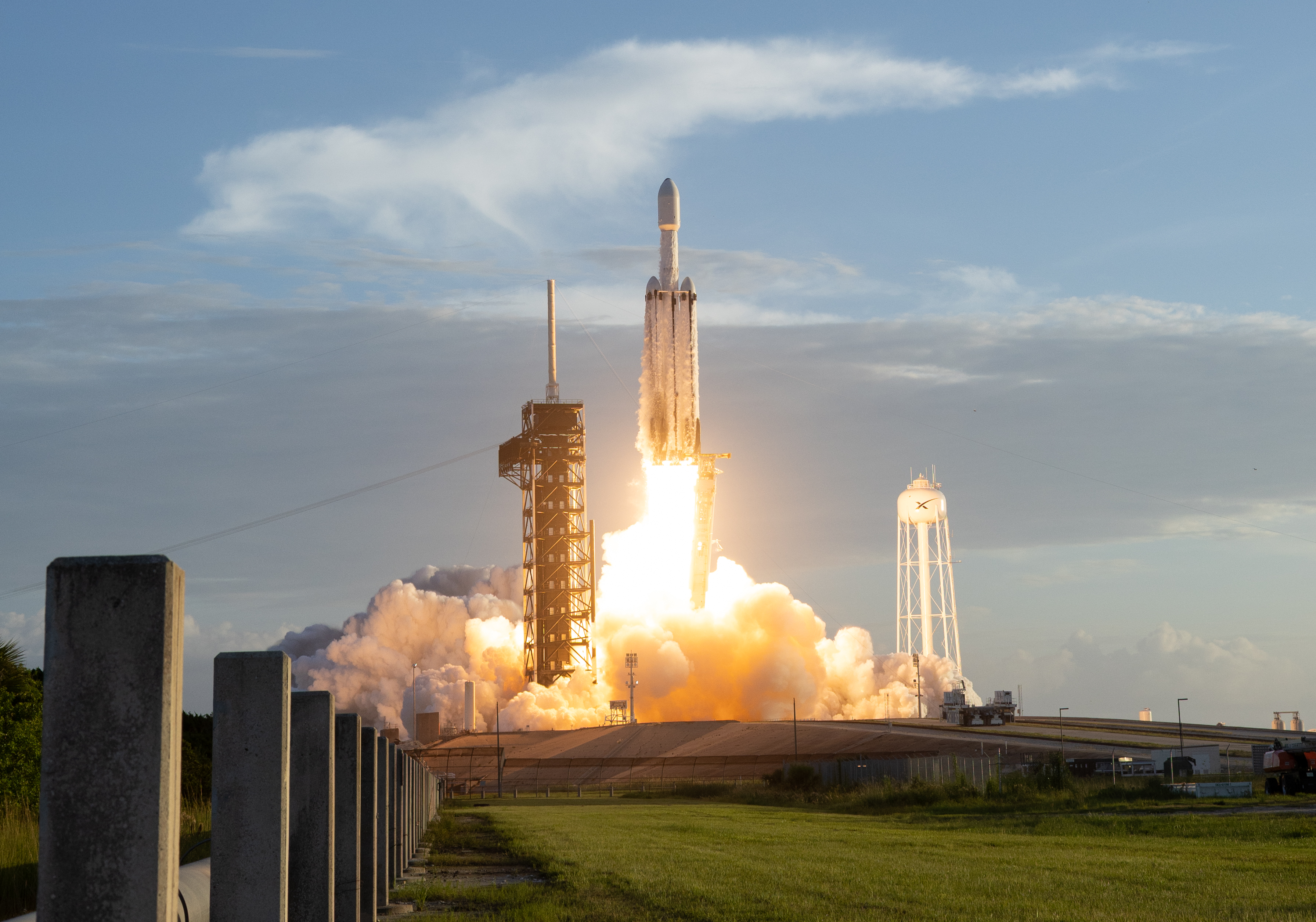SpaceX Falcon Heavy Rocket Launching from Kennedy Space Center HD Wallpaper