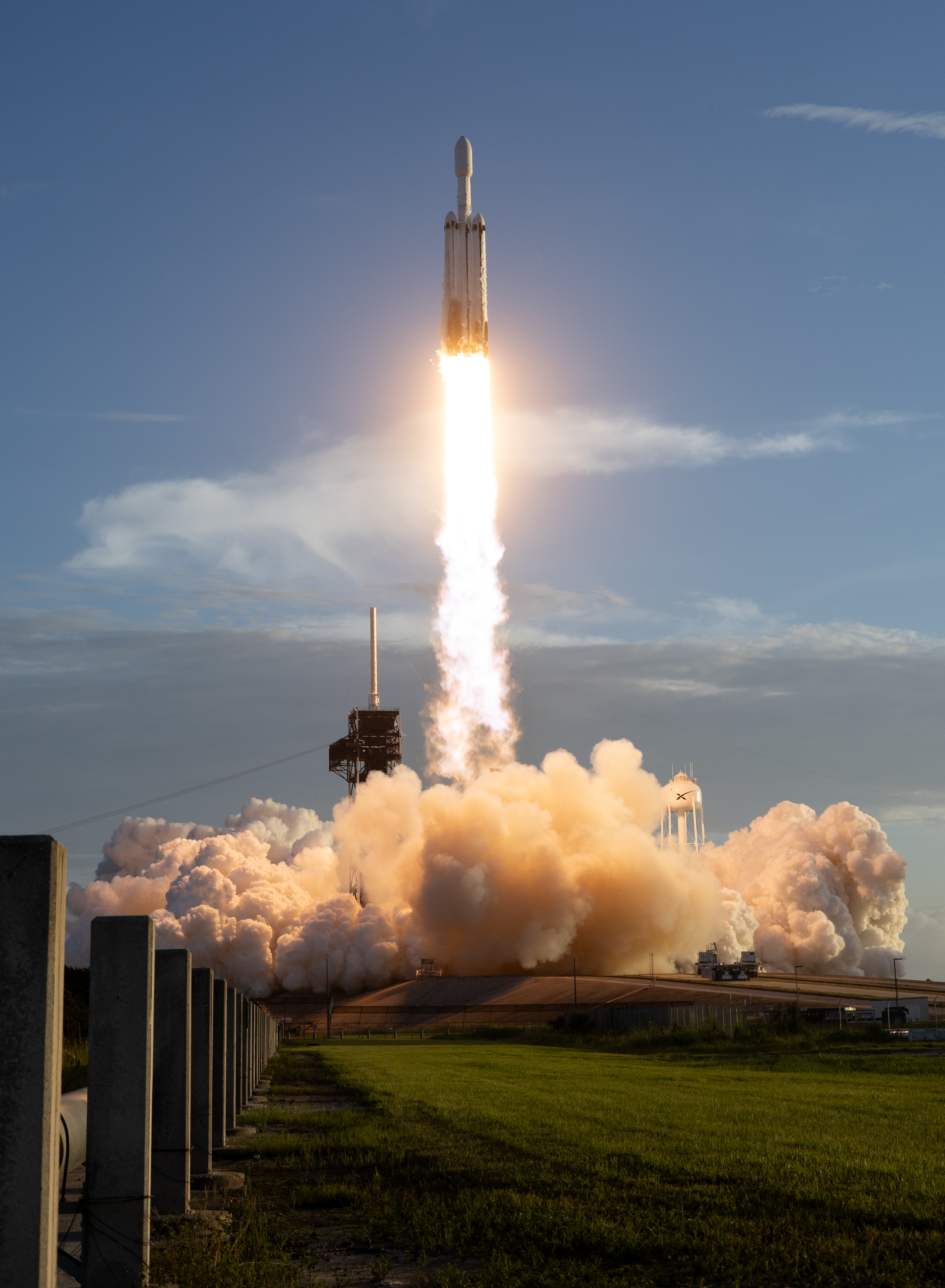 SpaceX Falcon Heavy Rocket Launching into the Sky HD Wallpaper