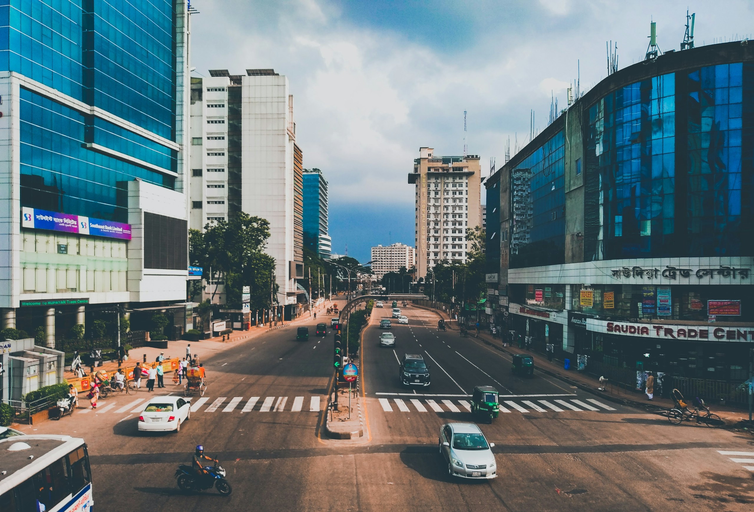 City street with traffic and tall modern buildings HD Wallpaper