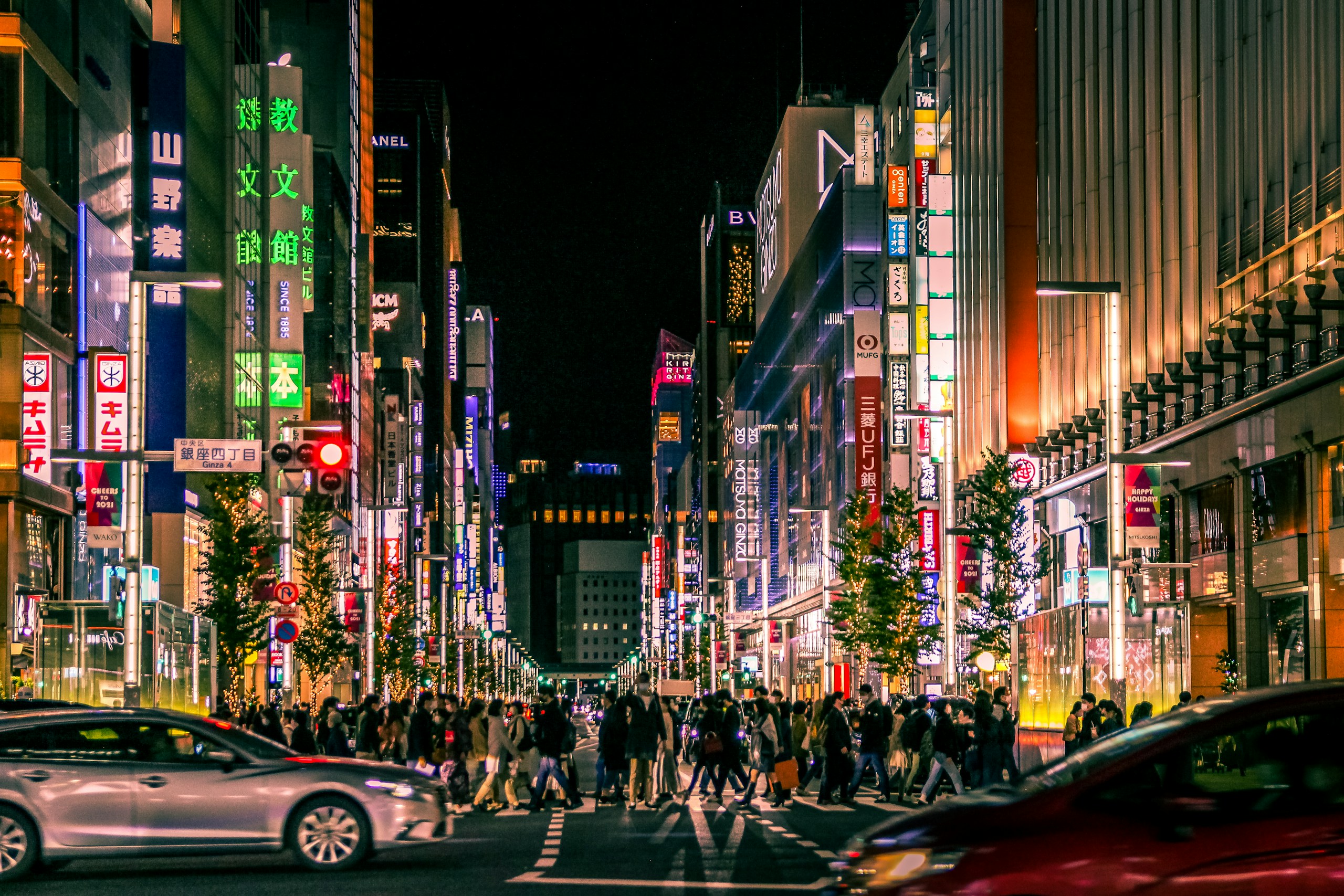 Busy Pedestrian Crossing in Ginza Tokyo at Night HD Wallpaper