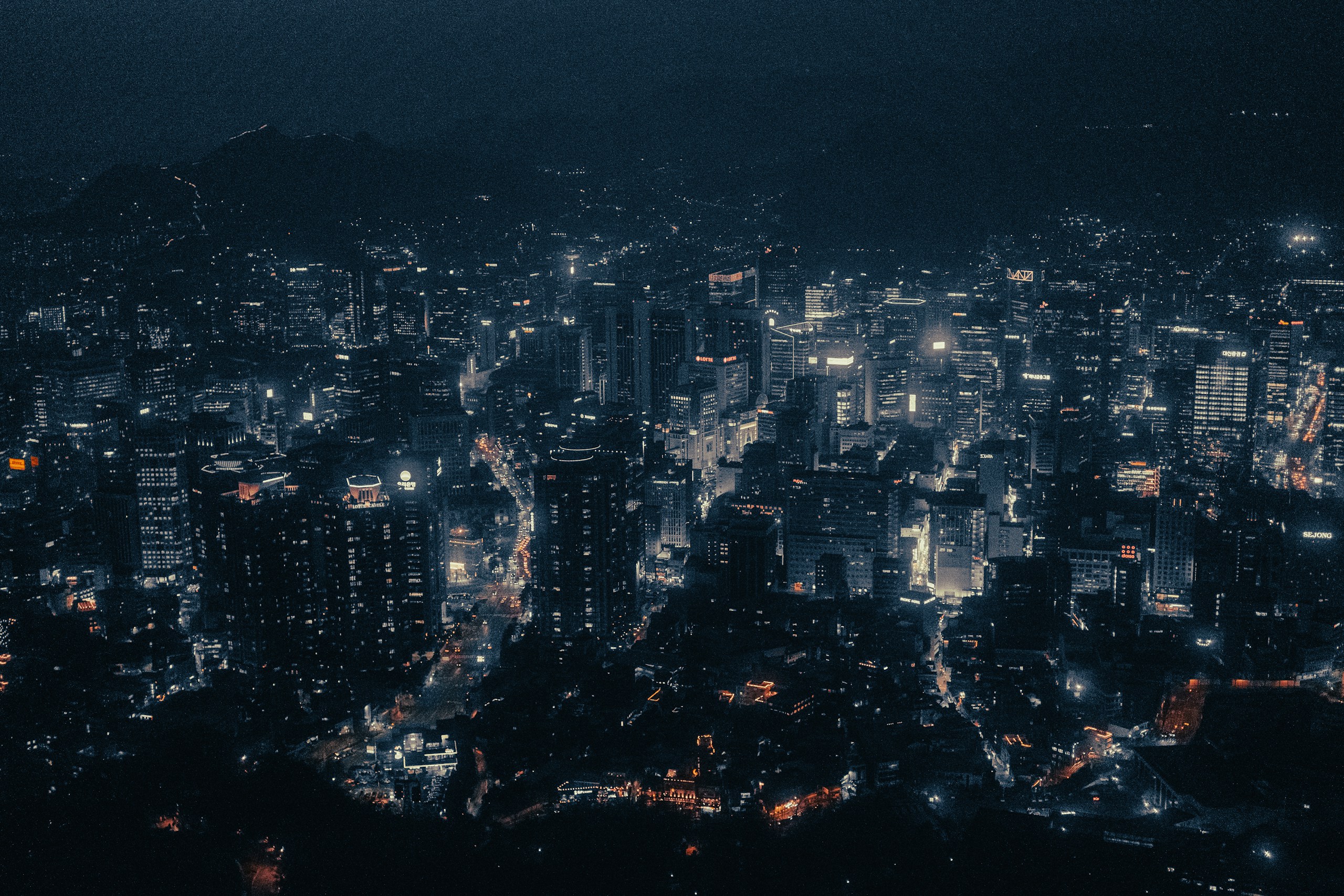 Night View of a Sprawling City Skyline HD Wallpaper
