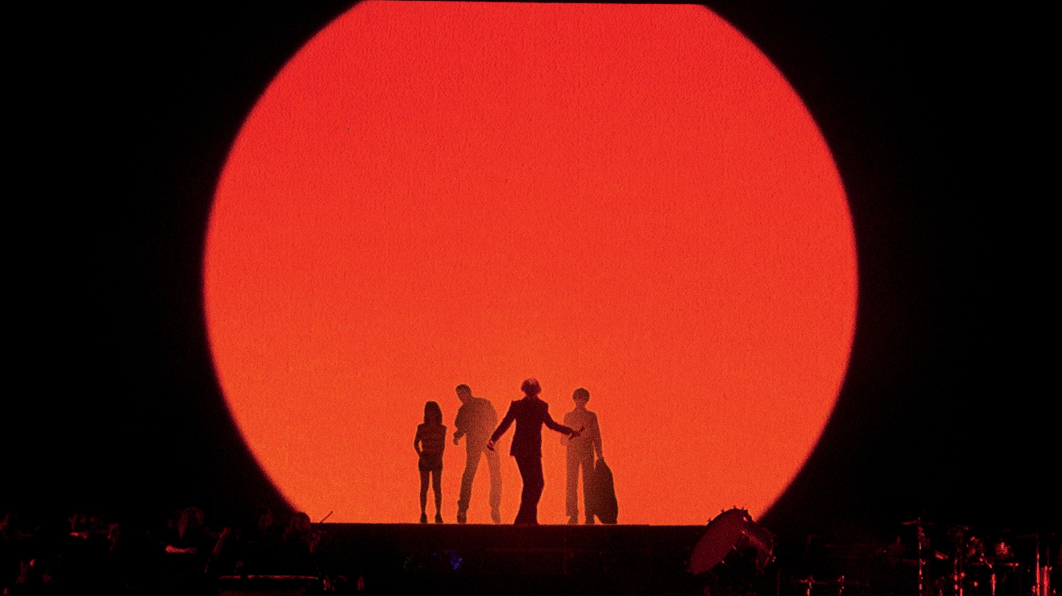 Pulp band members performing in front of a giant red circle HD Wallpaper