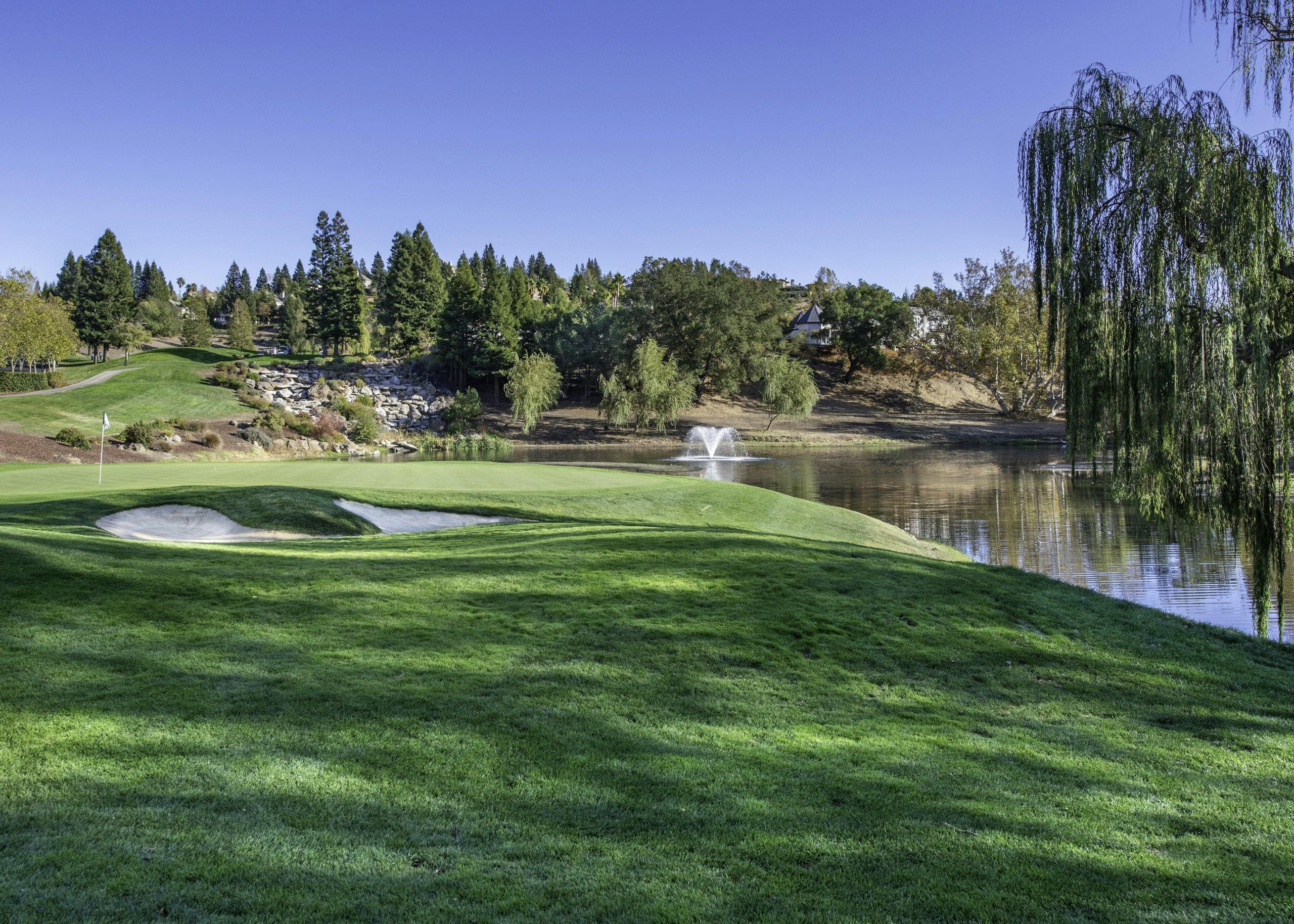 Golf course with a lake and fountain HD Wallpaper