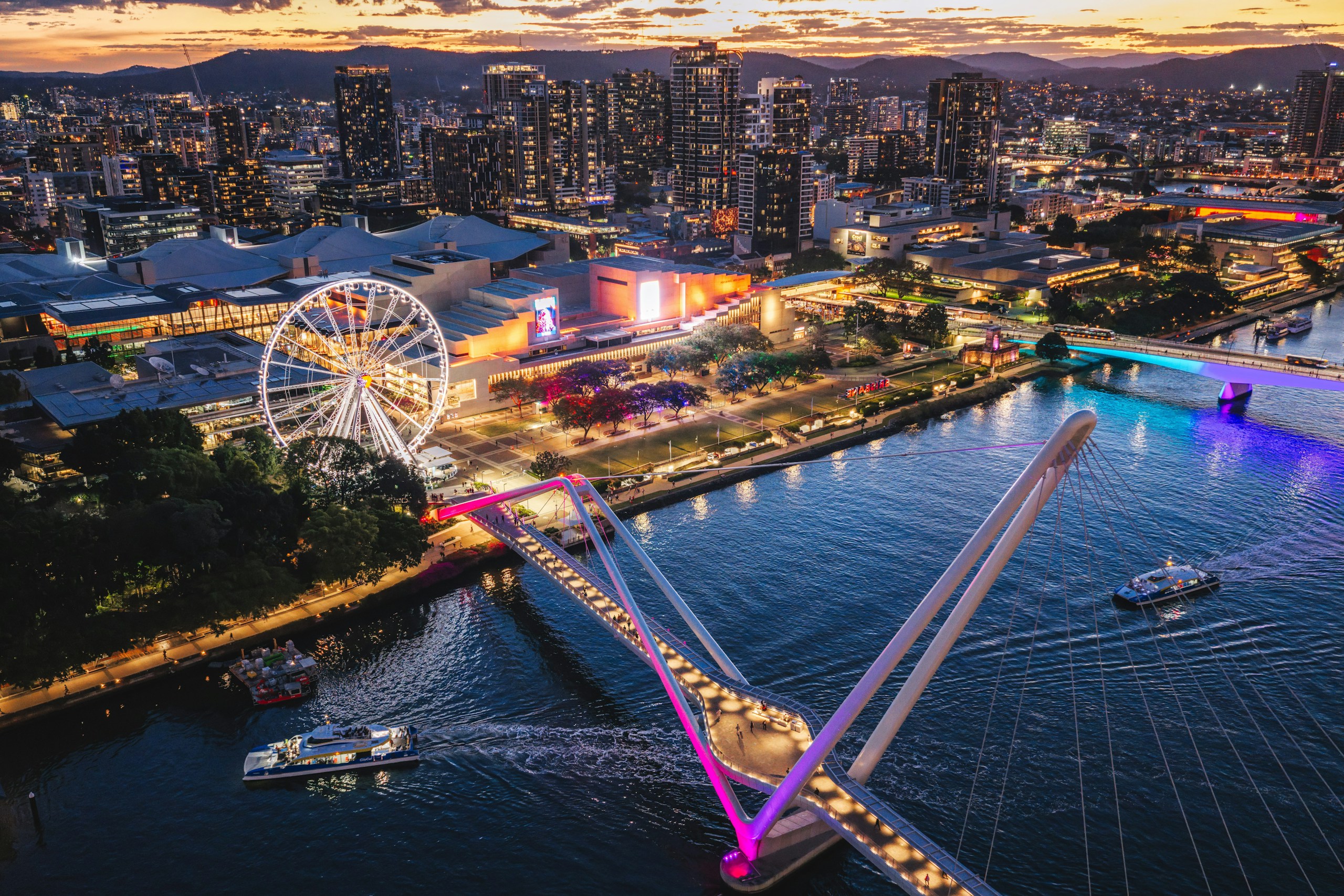 Brisbane City Skyline and River at Dusk HD Wallpaper