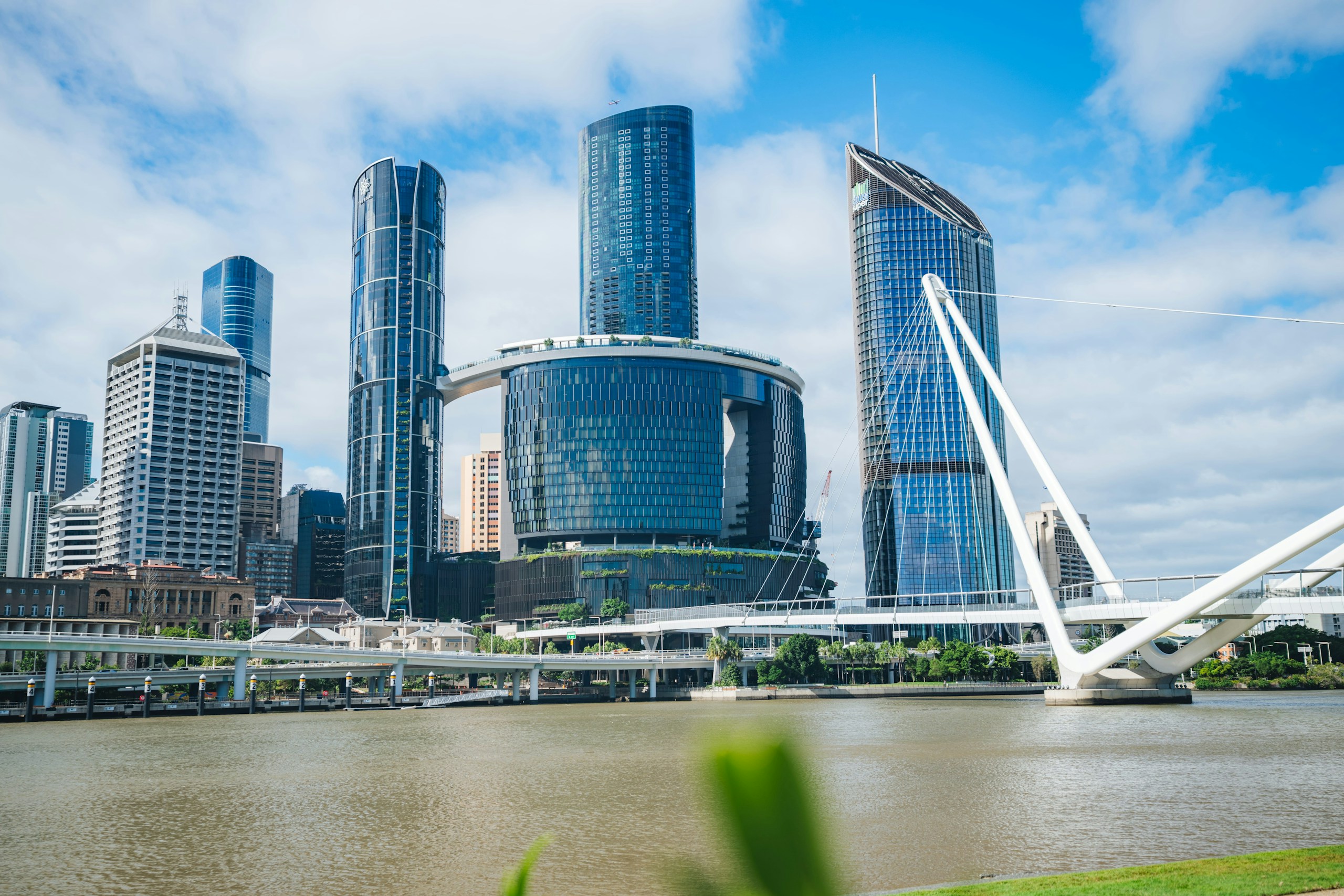 Brisbane city skyline with Kurilpa Bridge HD Wallpaper
