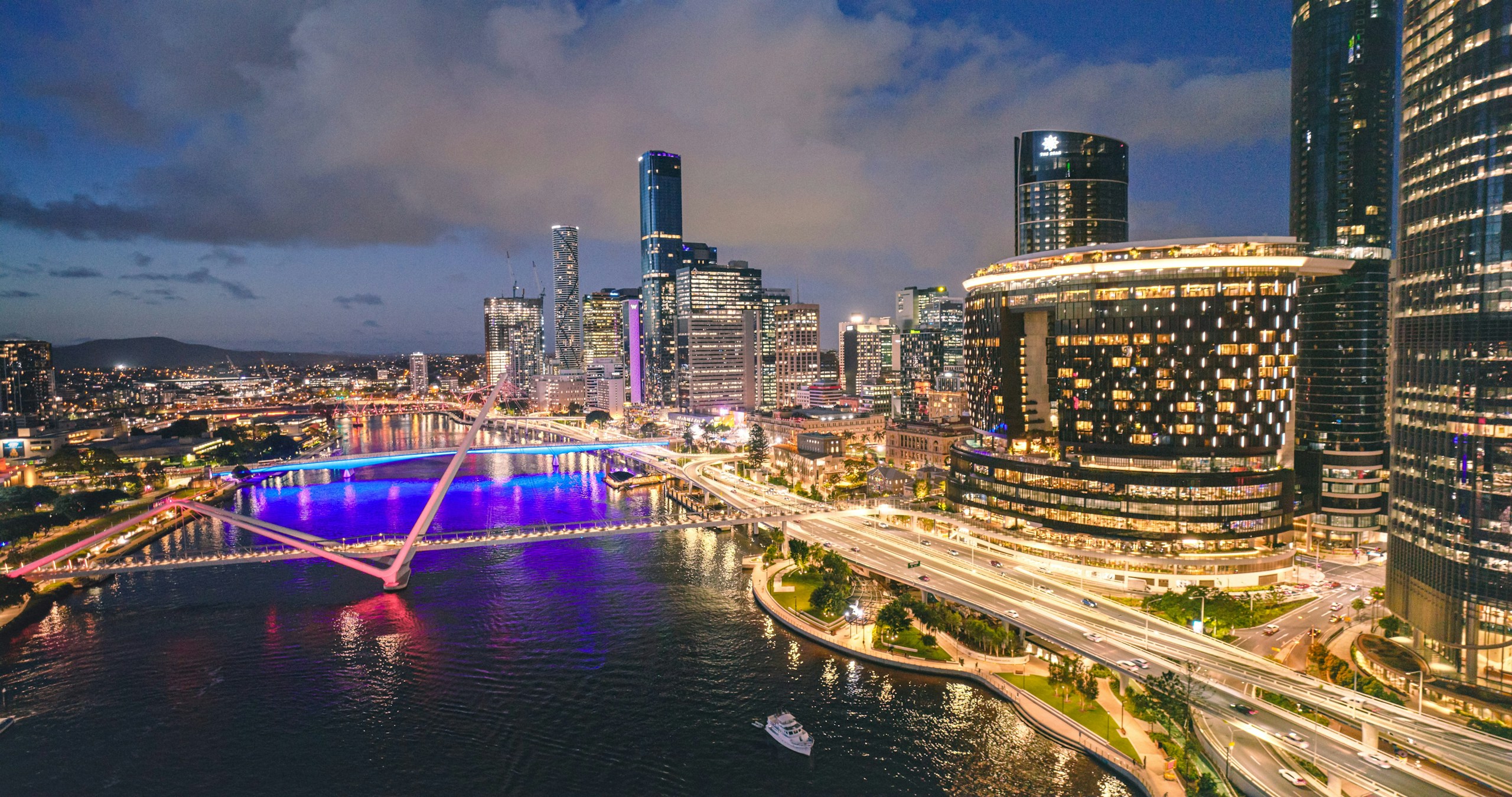 Brisbane skyline and bridge at night HD Wallpaper