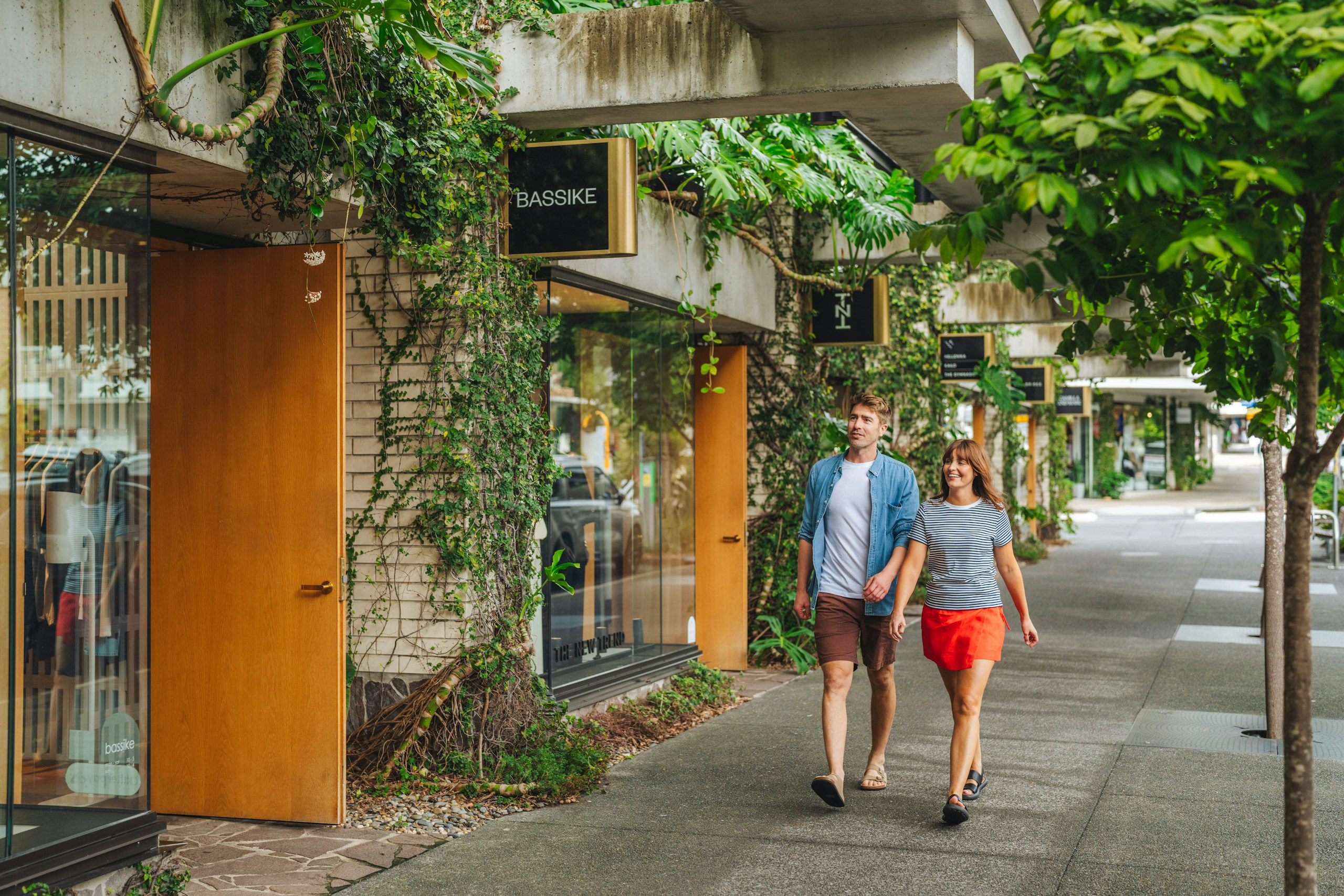 Couple walking past a store with plants HD Wallpaper