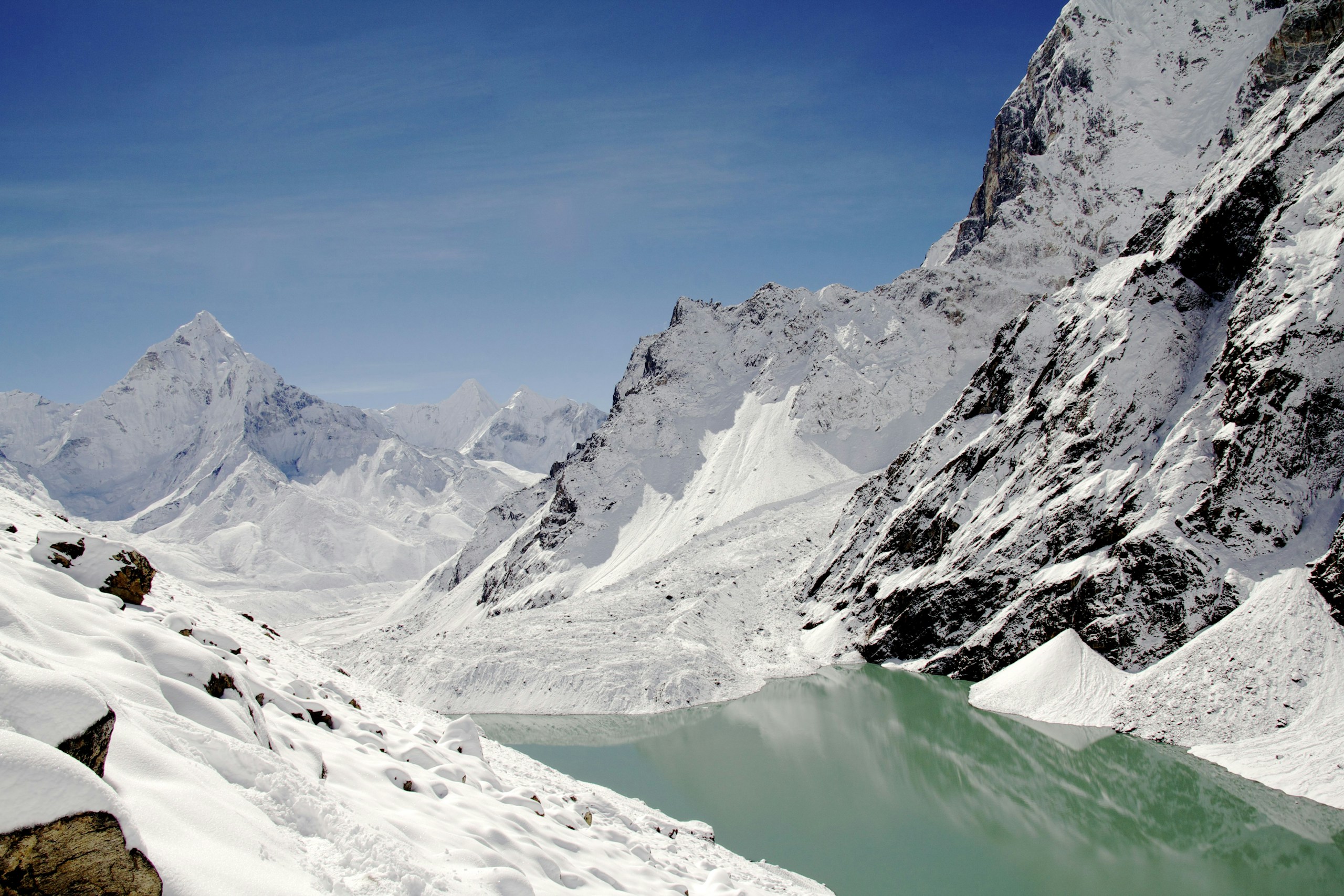 Snowy mountains and a turquoise lake HD Wallpaper