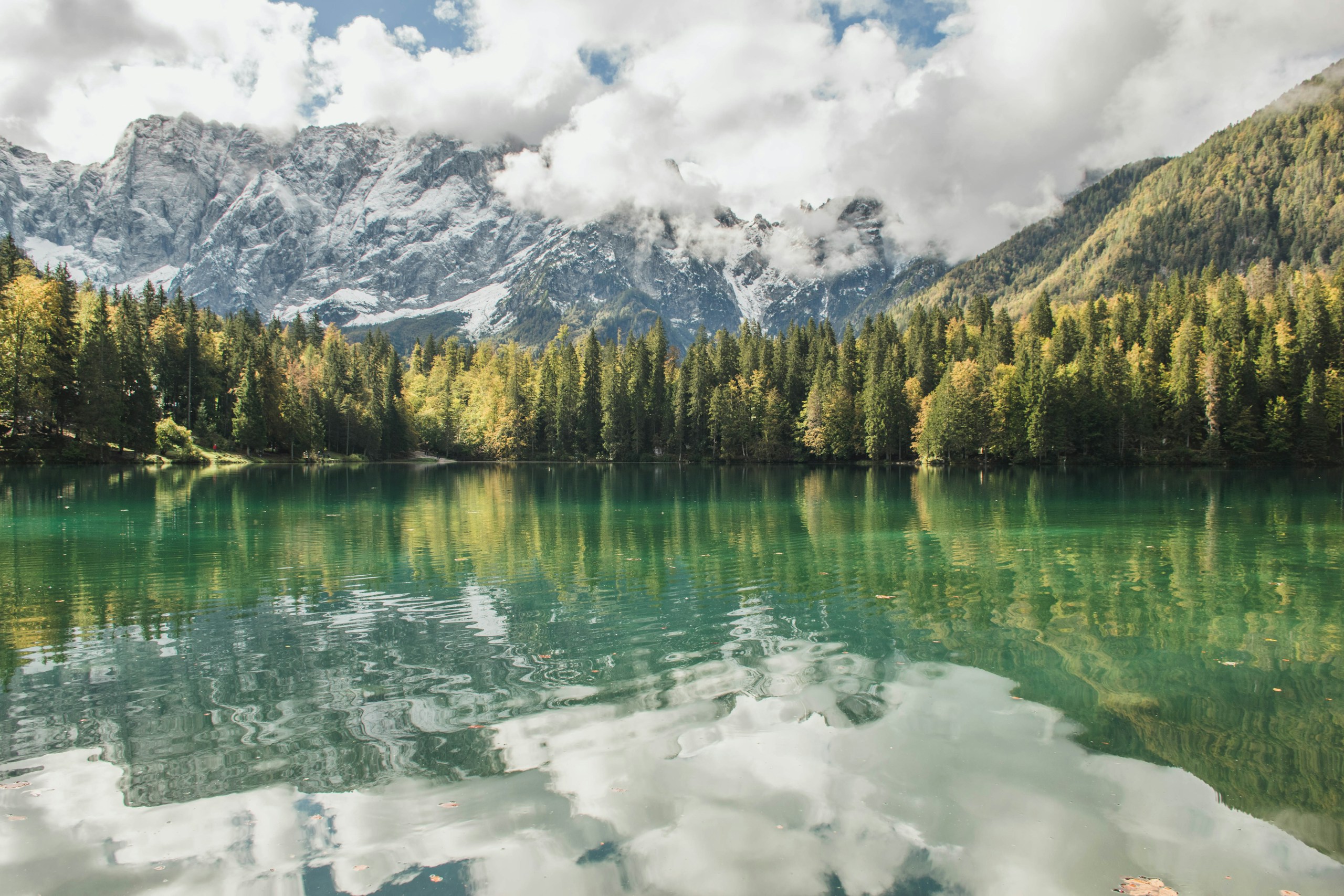 Lake reflecting mountains and autumn trees HD Wallpaper