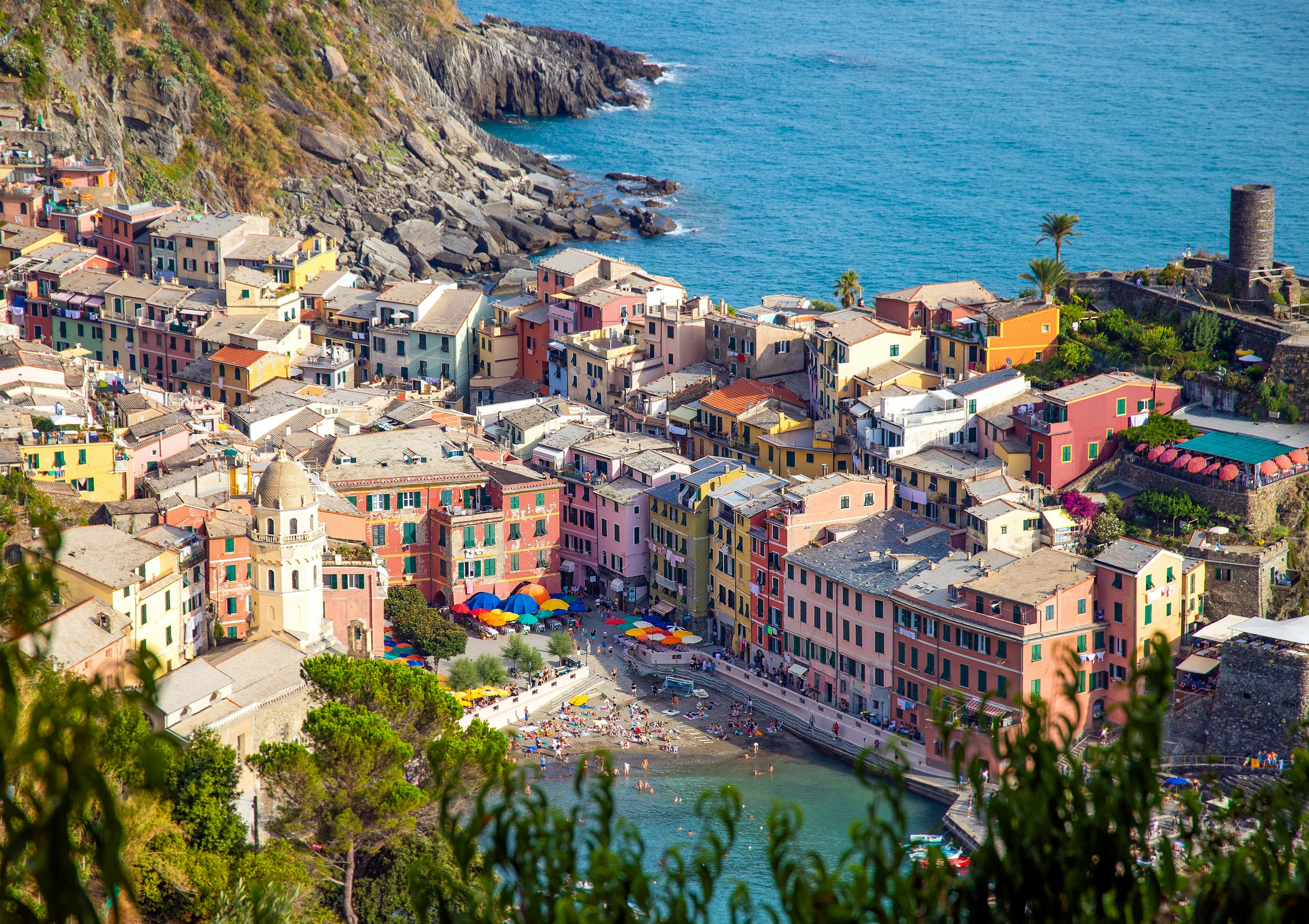 Vernazza, Italy coastal town with colorful buildings HD Wallpaper