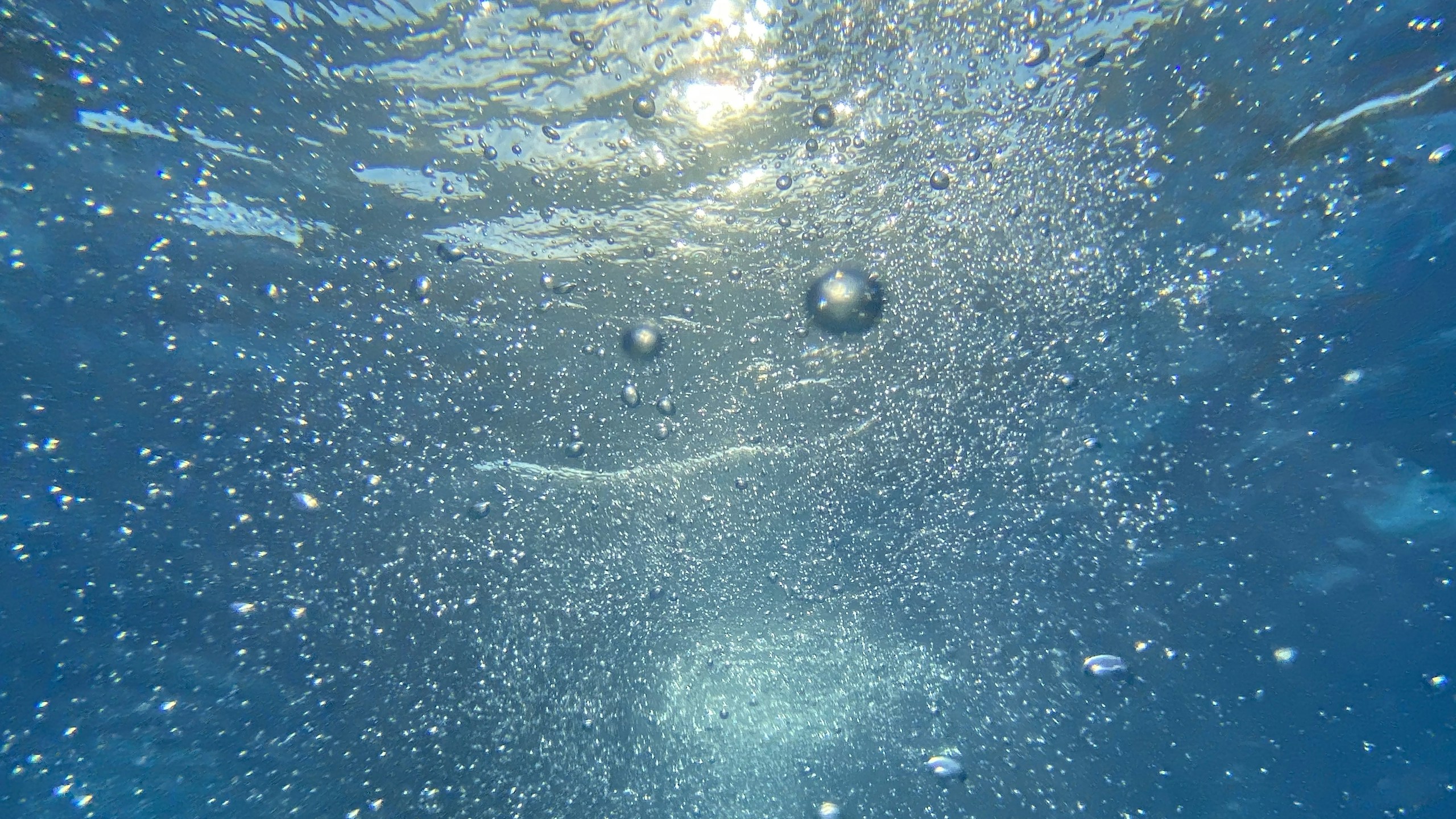 Underwater bubbles with sunlight HD Wallpaper