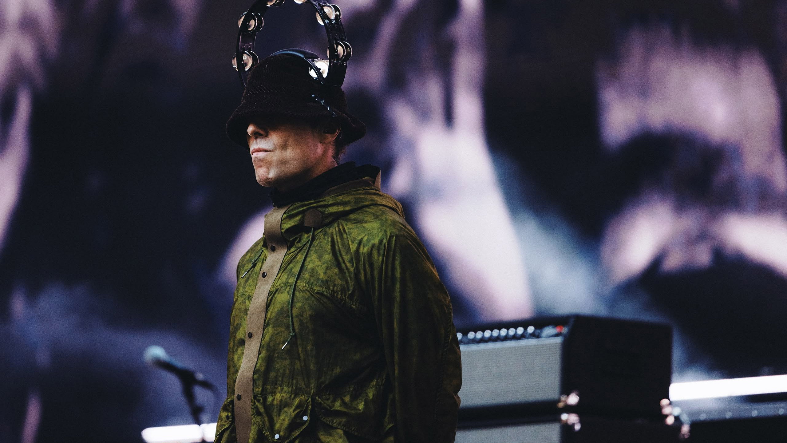 Liam Gallagher wearing a bucket hat with tambourine HD Wallpaper