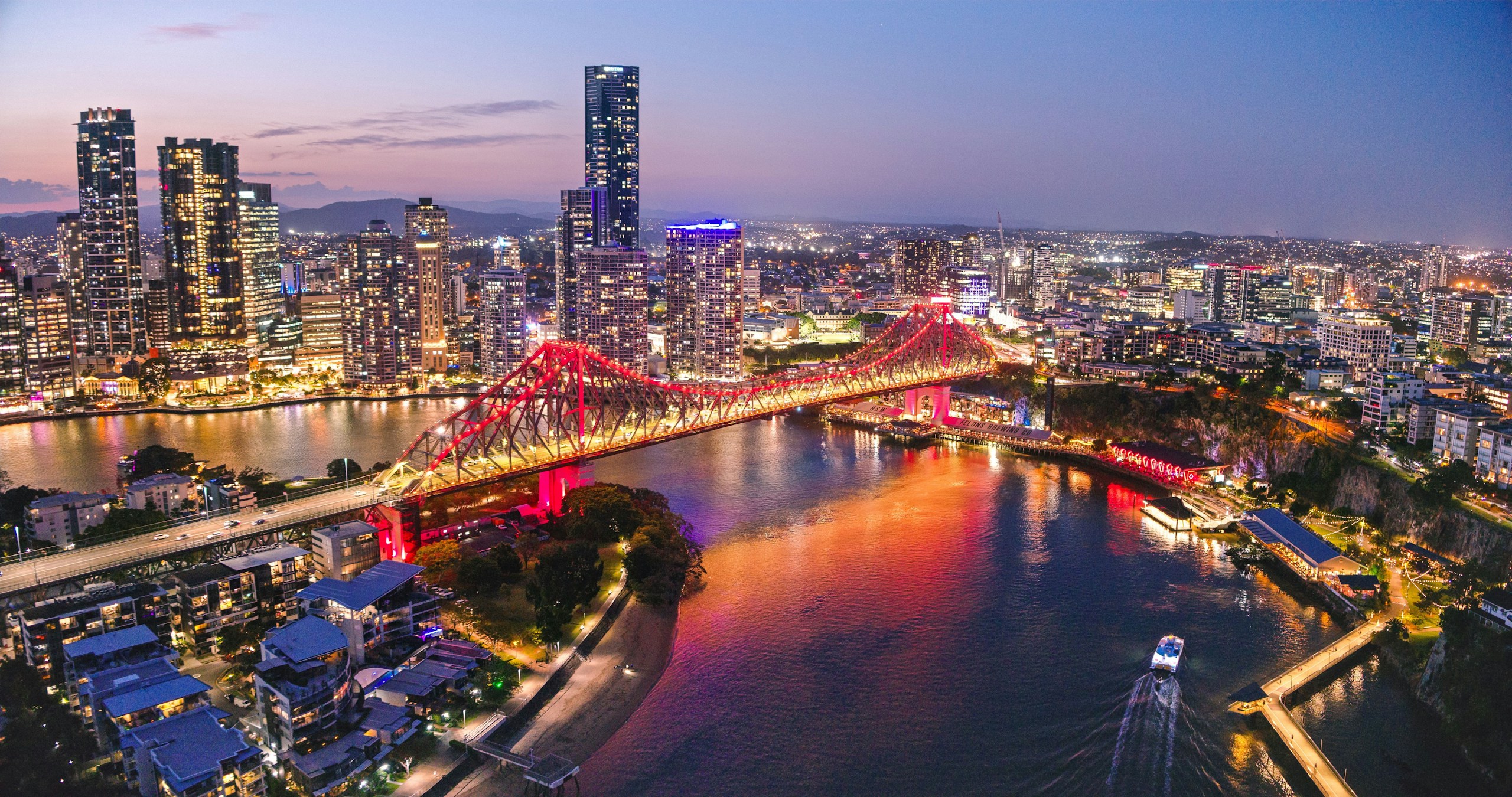 Story Bridge illuminated at night over Brisbane River HD Wallpaper