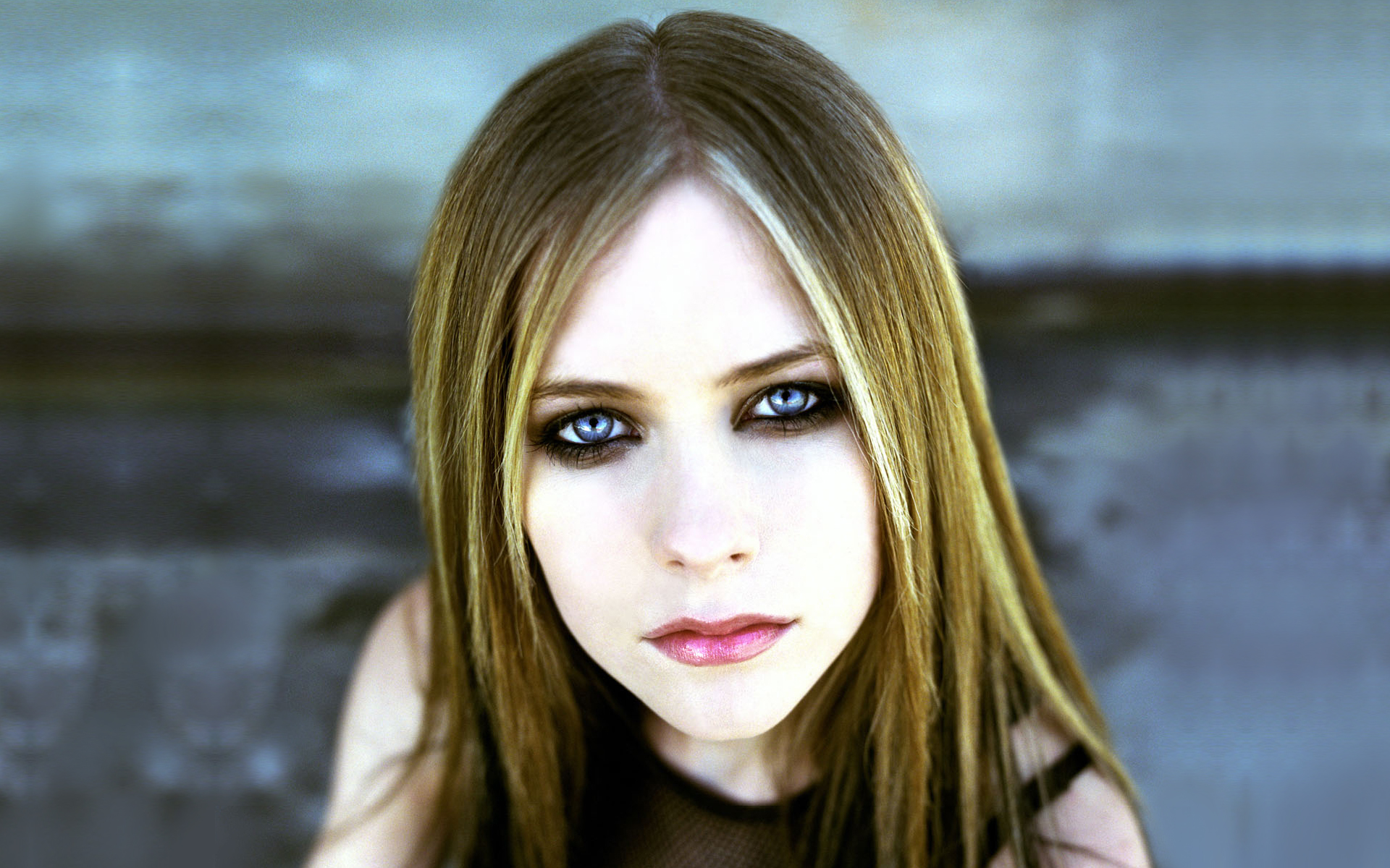 Avril Lavigne with blue eyes and dark makeup HD Wallpaper