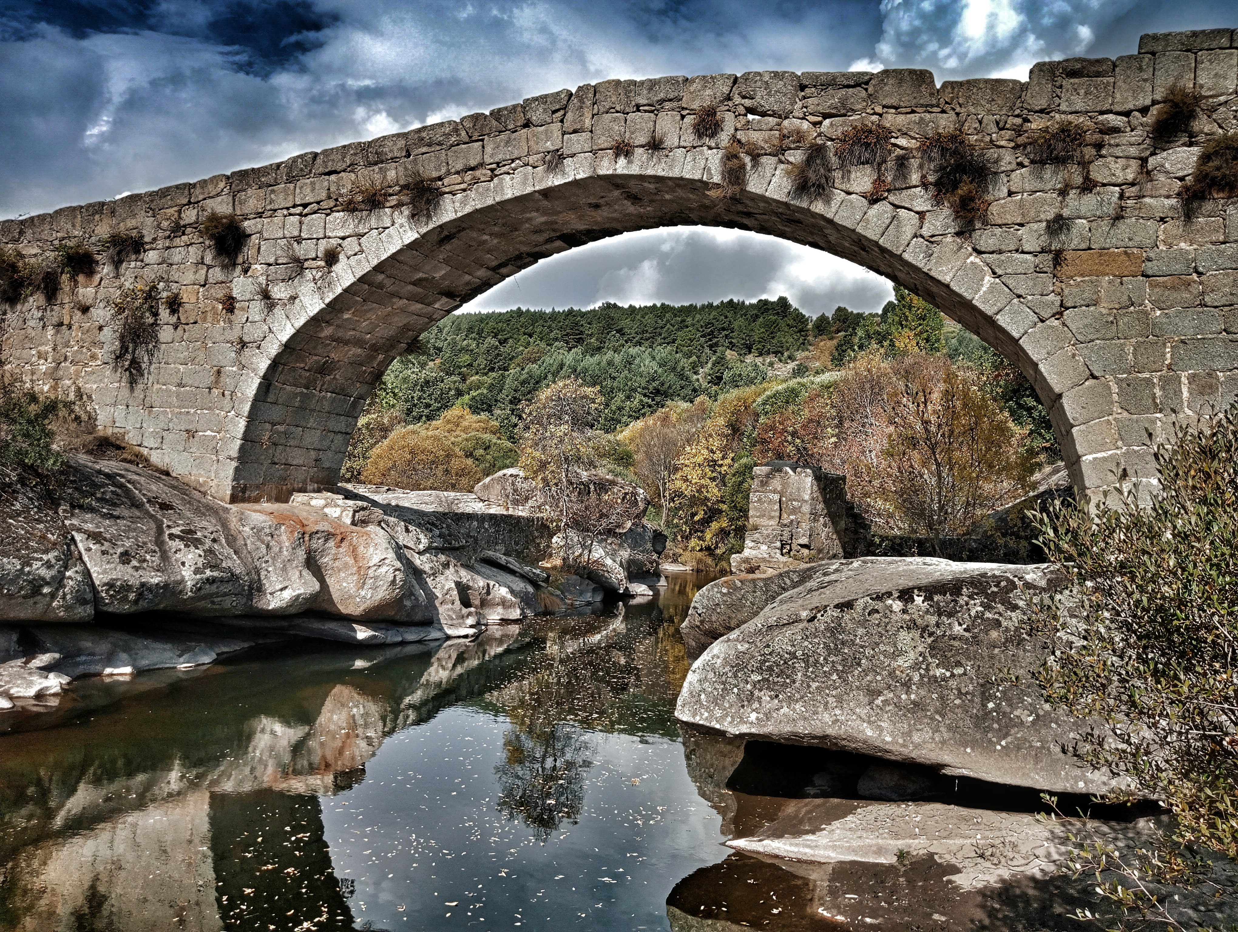 Stone bridge over a river with autumn foliage HD Wallpaper
