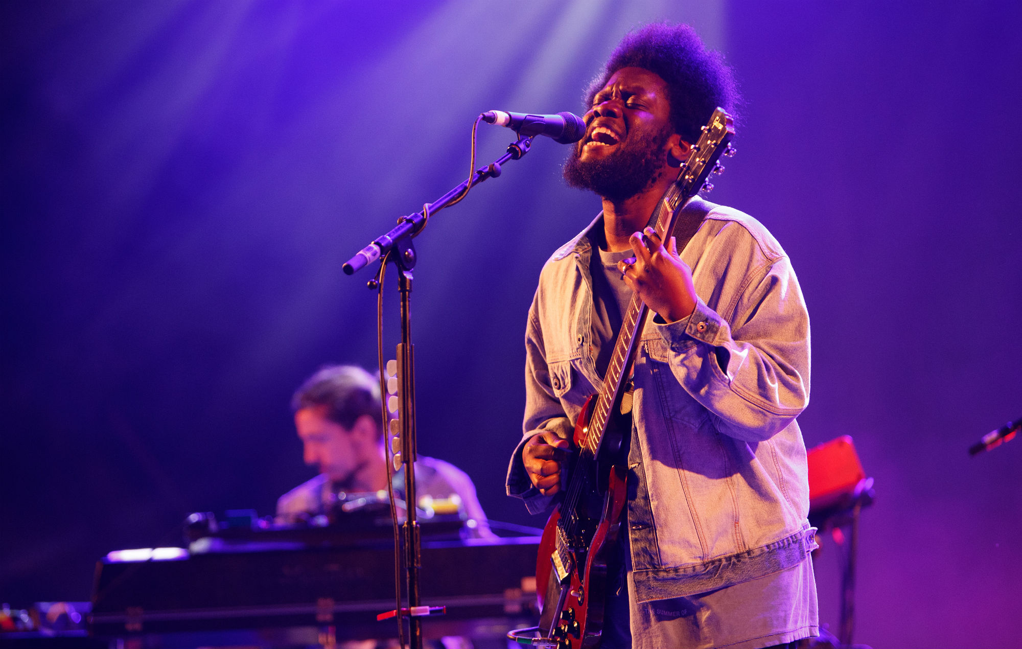 Michael Kiwanuka performing live on stage HD Wallpaper