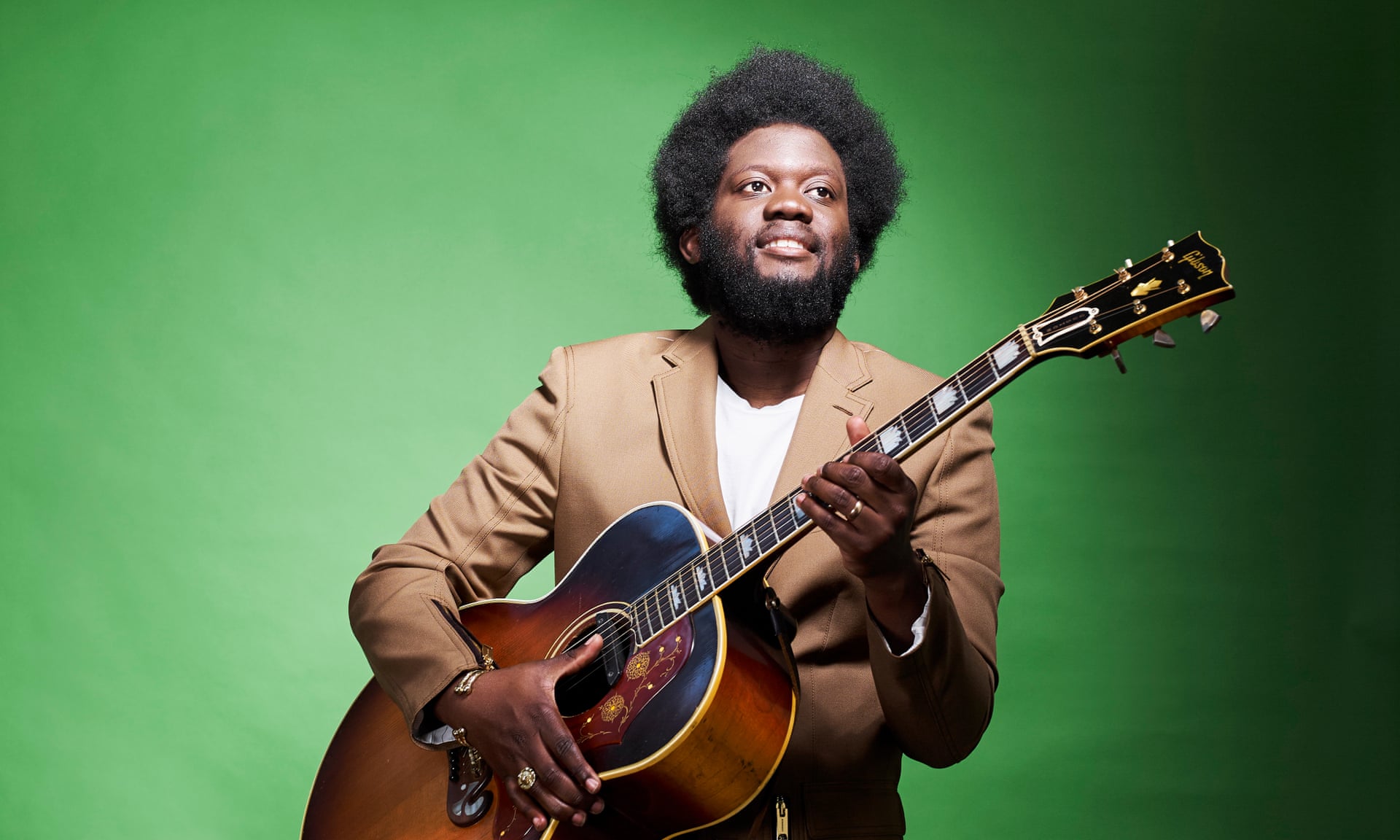 Michael Kiwanuka with guitar HD Wallpaper