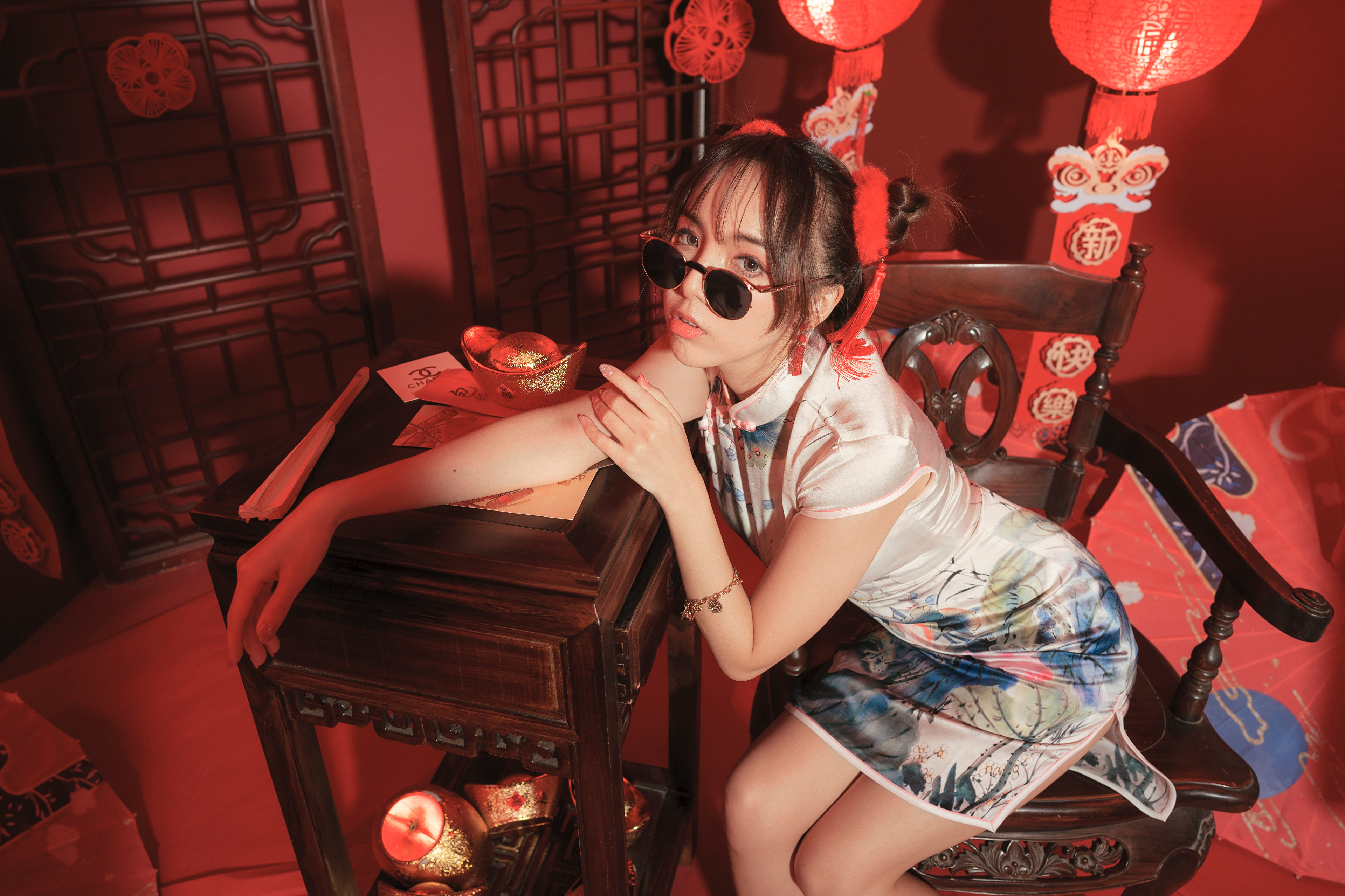 Asian Woman in Cheongsam with Sunglasses HD Wallpaper