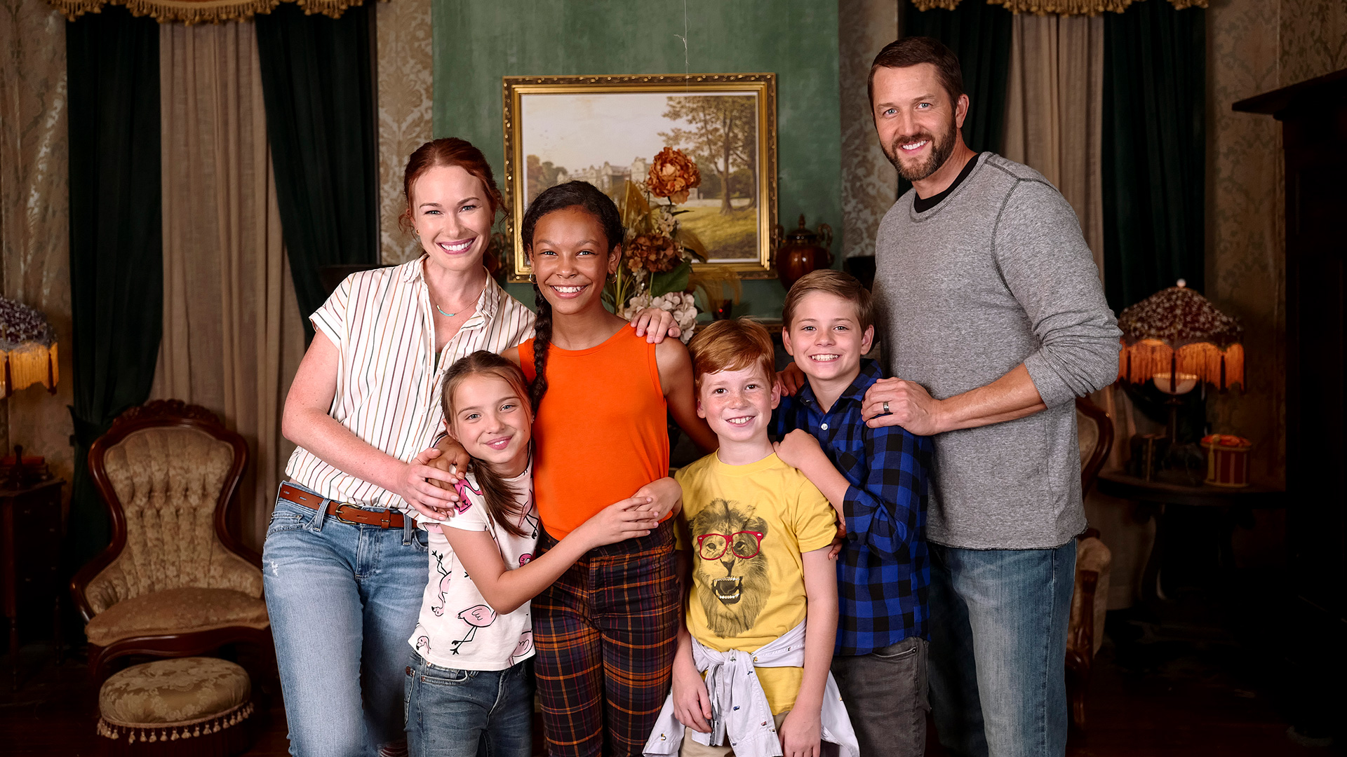 Secrets Of Sulphur Springs family portrait HD Wallpaper