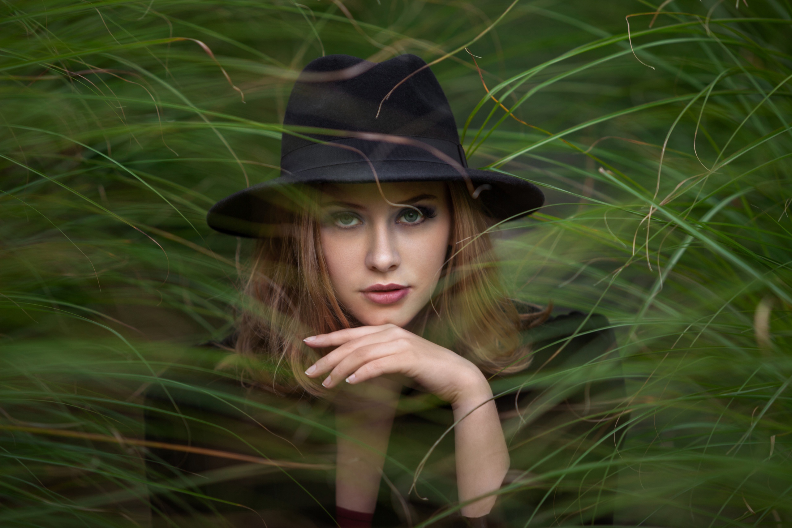 Woman wearing a black hat in tall grass HD Wallpaper